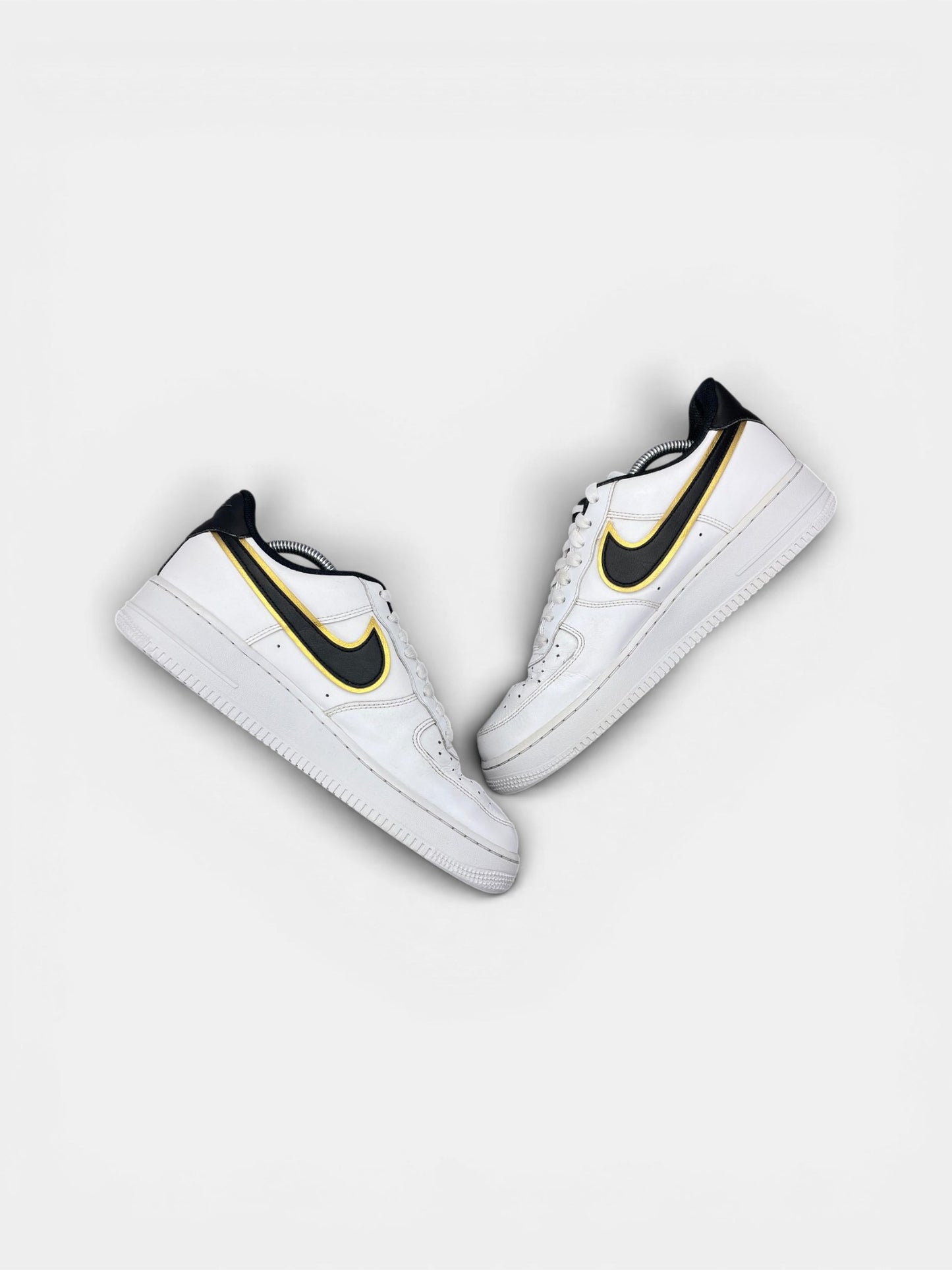 Nike Air Force 1 Low Metallic Gold — buty sportowe męskie w bardzo dobrym stanie rozmiar 43, zewnętrzny panel prawego buta