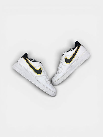 Nike Air Force 1 Low Metallic Gold — buty sportowe męskie w bardzo dobrym stanie rozmiar 43, zewnętrzny panel prawego buta