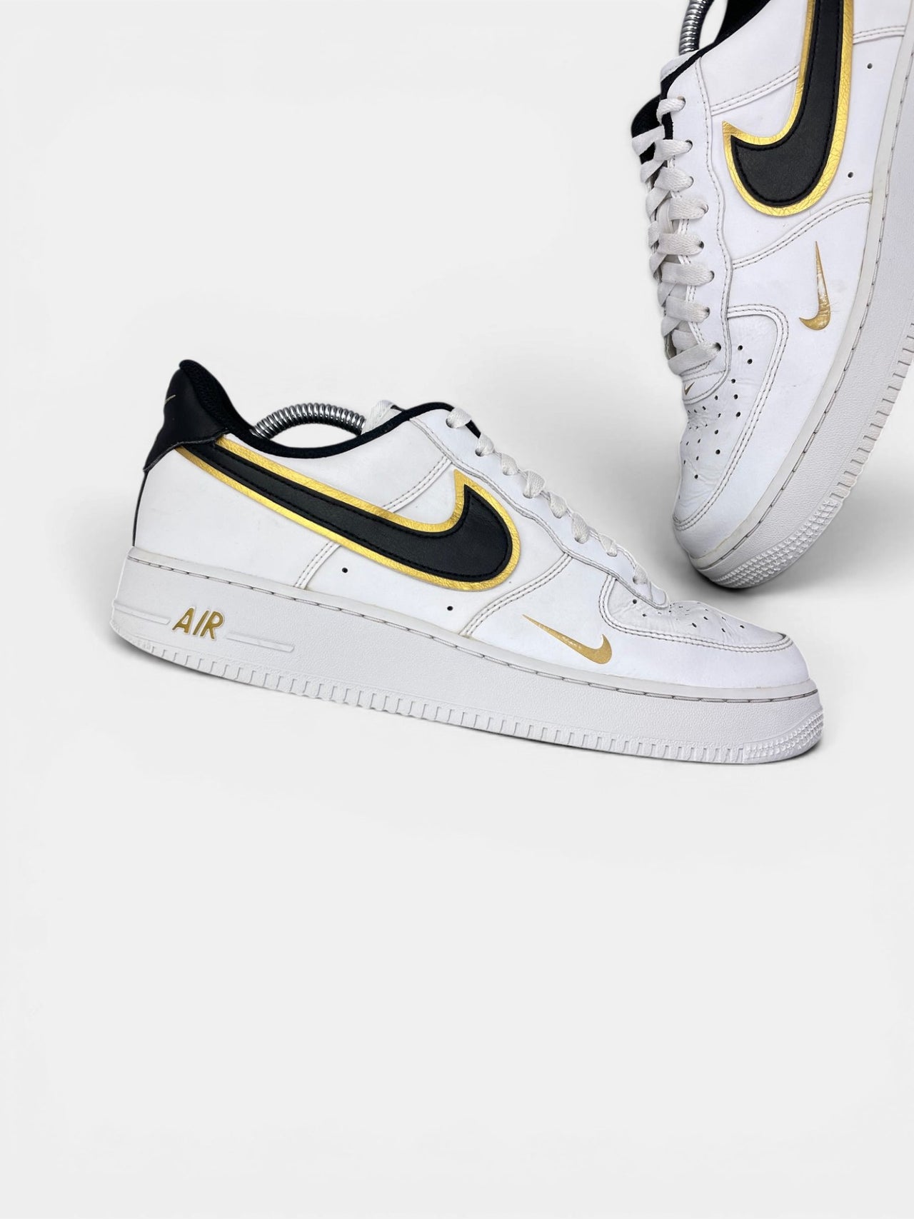 Nike Air Force 1 Low Metallic Gold — buty sportowe męskie w bardzo dobrym stanie rozmiar 43, zewnętrzny panel lewego buta
