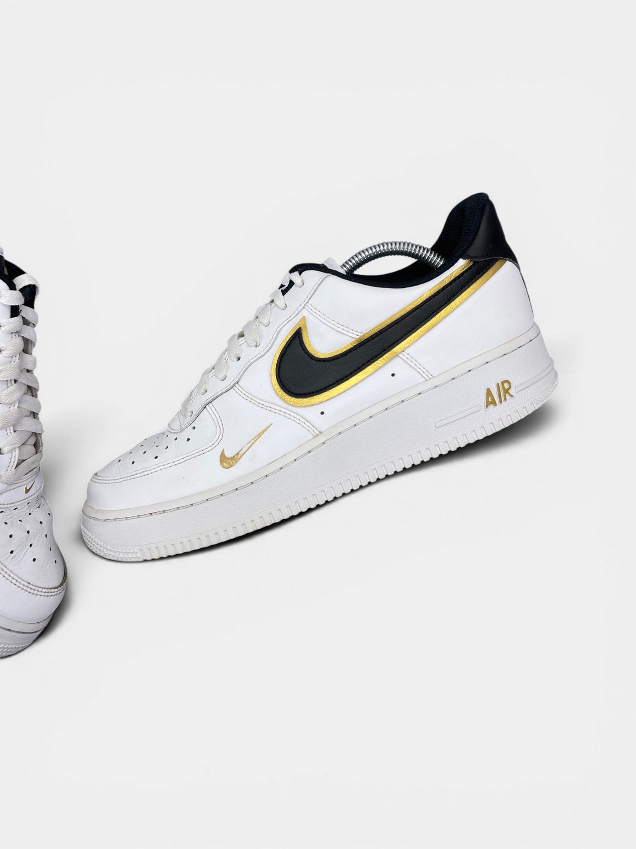 Nike Air Force 1 Low Metallic Gold — buty sportowe męskie w bardzo dobrym stanie rozmiar 43, widok z góry na wewnętrzną stronę butów