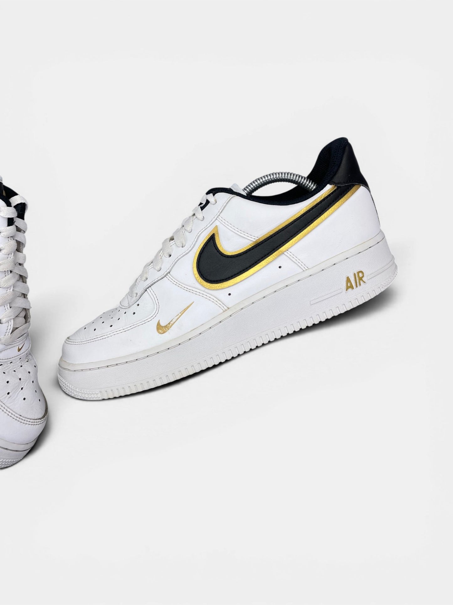 Nike Air Force 1 Low Metallic Gold — buty sportowe męskie w bardzo dobrym stanie rozmiar 43, widok z góry na wewnętrzną stronę butów