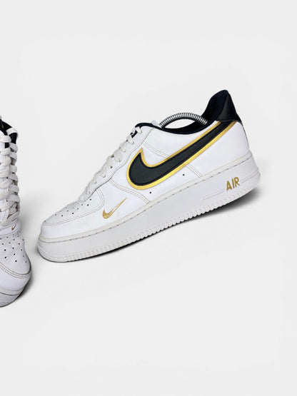 Nike Air Force 1 Low Metallic Gold — buty sportowe męskie w bardzo dobrym stanie rozmiar 43, widok z góry na wewnętrzną stronę butów