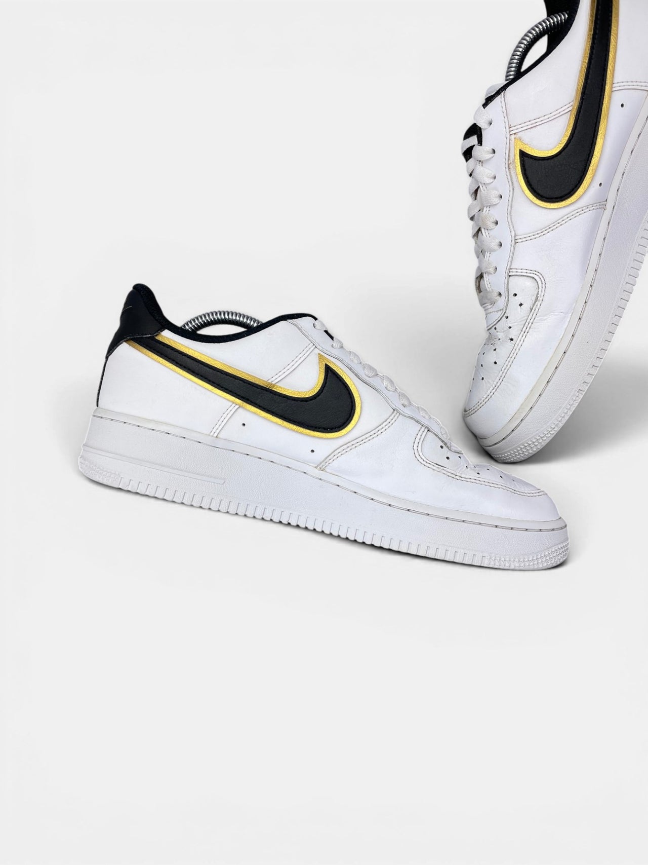 Nike Air Force 1 Low Metallic Gold — buty sportowe męskie w bardzo dobrym stanie rozmiar 43, wewnętrzny panel lewego buta