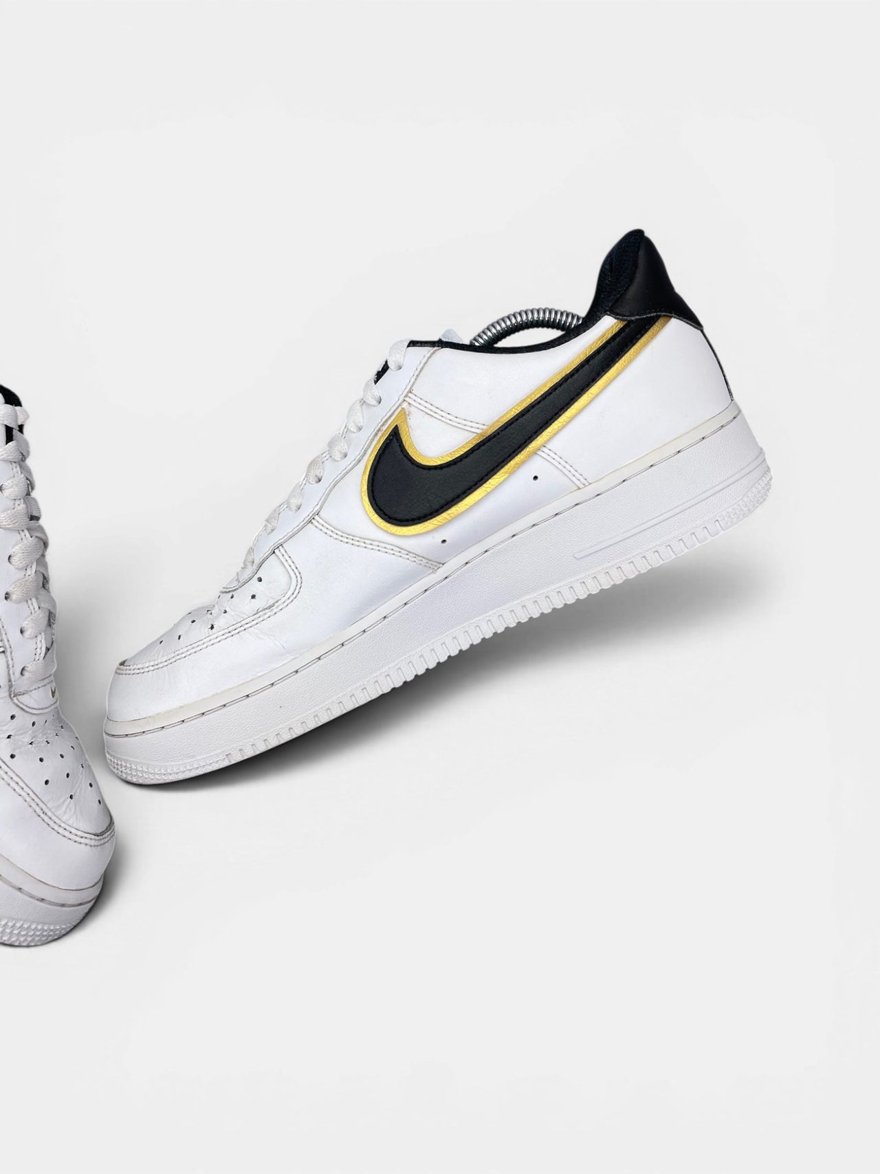 Nike Air Force 1 Low Metallic Gold — buty sportowe męskie w bardzo dobrym stanie rozmiar 43, wewnętrzny panel prawego buta