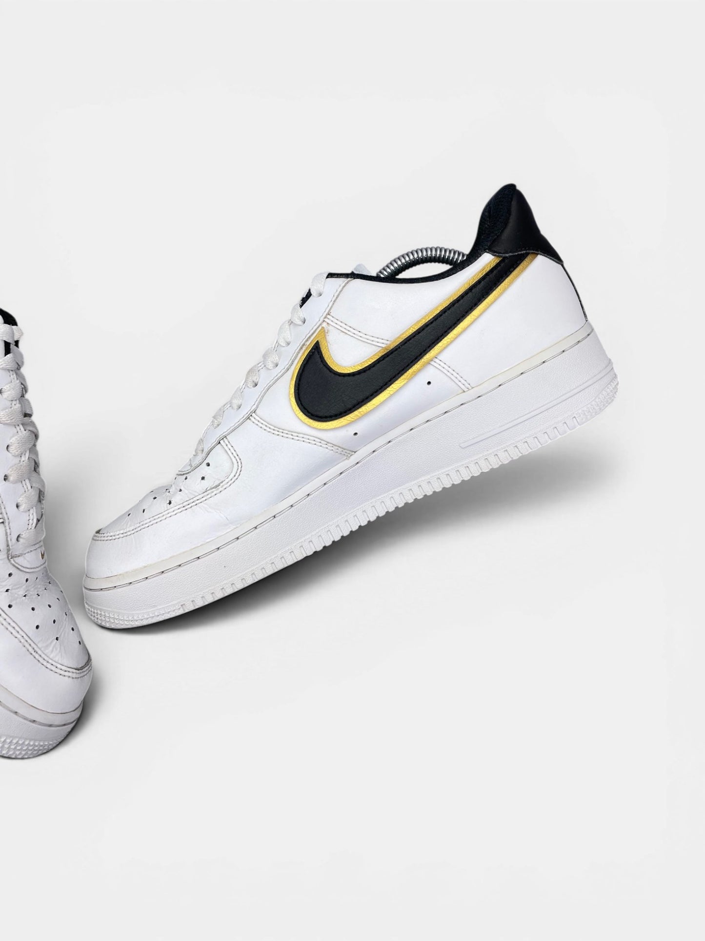 Nike Air Force 1 Low Metallic Gold — buty sportowe męskie w bardzo dobrym stanie rozmiar 43, wewnętrzny panel prawego buta