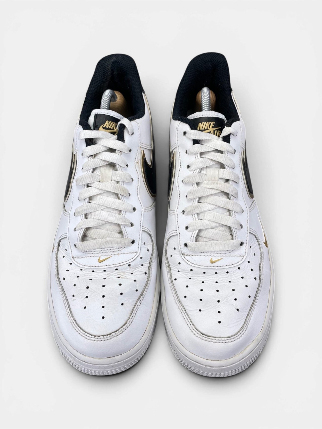 Nike Air Force 1 Low Metallic Gold — buty sportowe męskie w bardzo dobrym stanie rozmiar 43, widok z góry