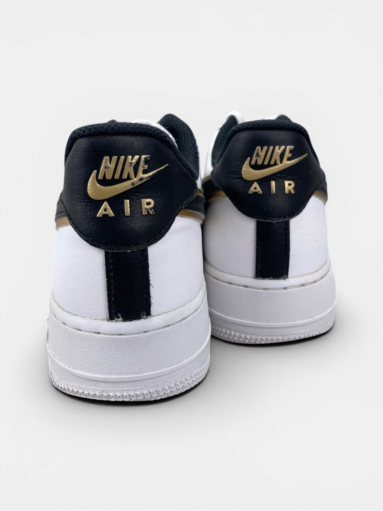 Nike Air Force 1 Low Metallic Gold — buty sportowe męskie w bardzo dobrym stanie rozmiar 43, widok z tyłu