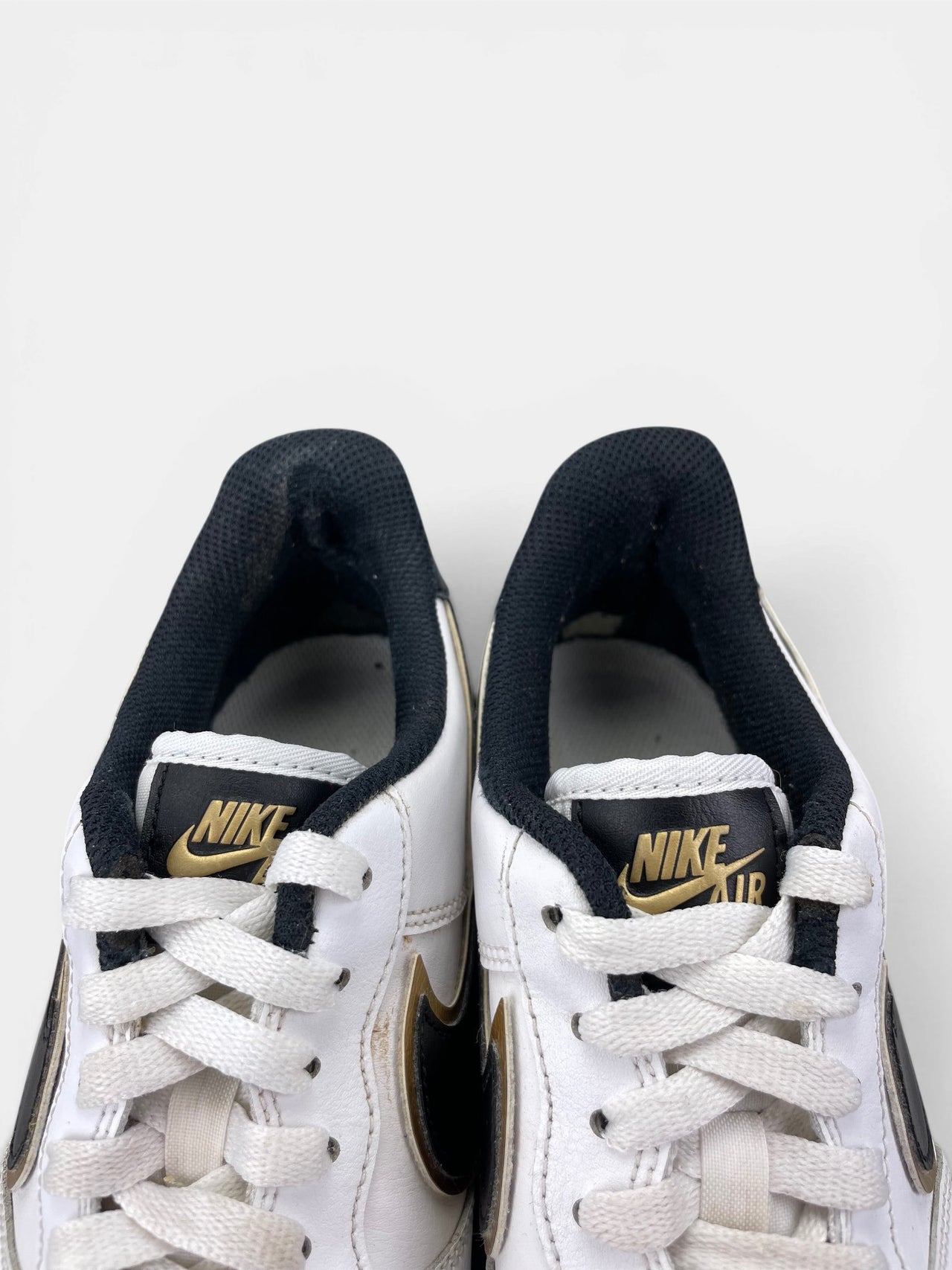 Nike Air Force 1 Low Metallic Gold — buty sportowe męskie w bardzo dobrym stanie rozmiar 43, zapiętki butów