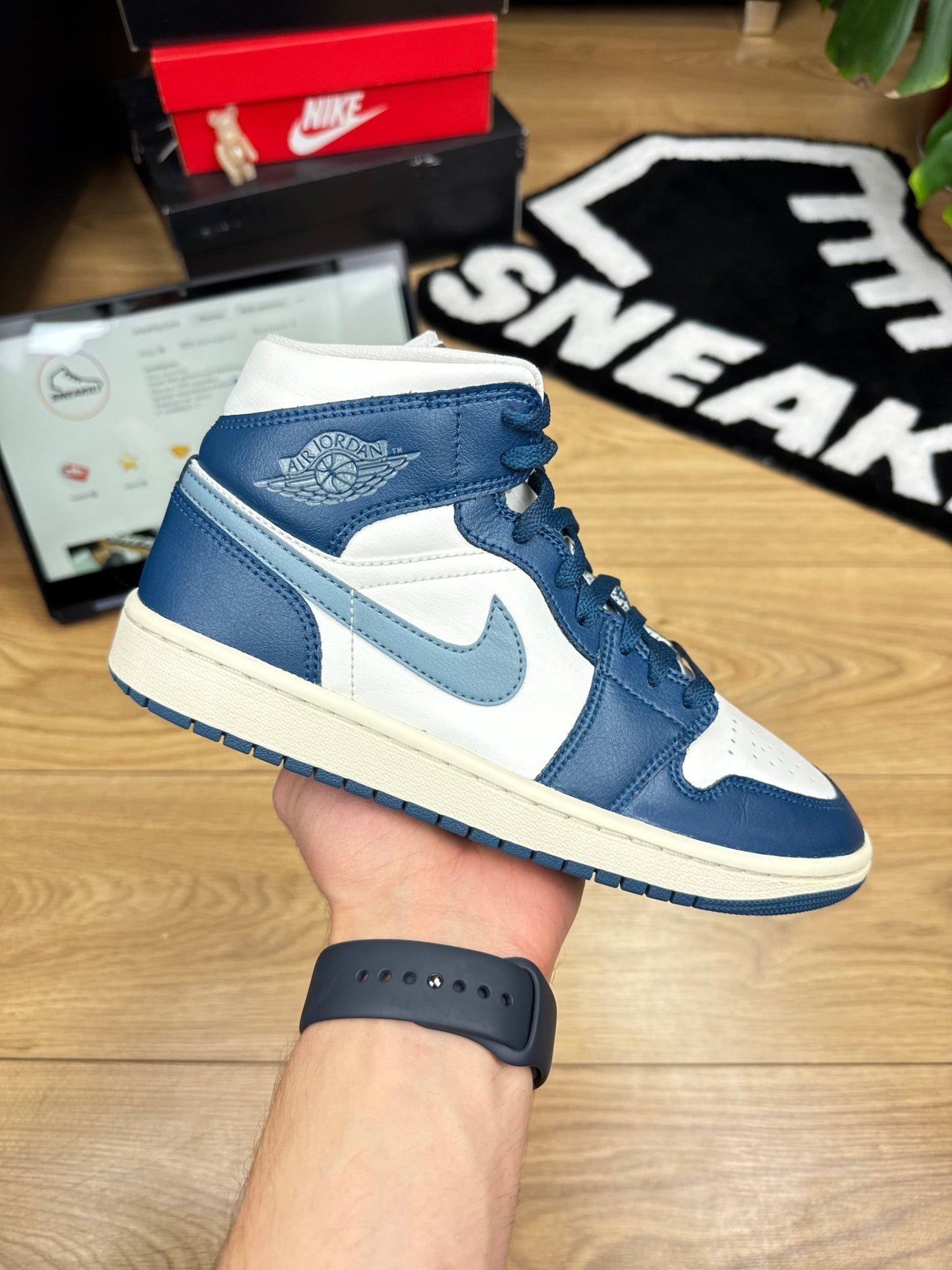 Nike Air Jordan 1 Mid (40)
