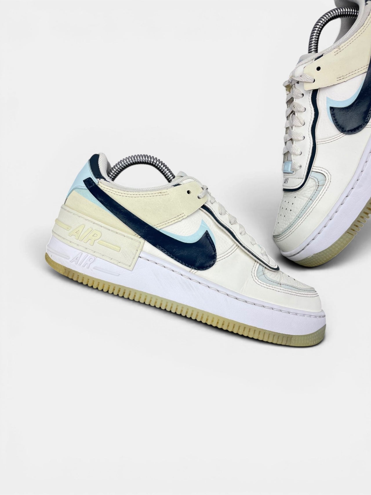 Nike Air Force 1 Low Shadow Sail Glacier Blue — buty sportowe damskie w bardzo dobrym stanie rozmiar 38, zewnętrzny panel lewego buta