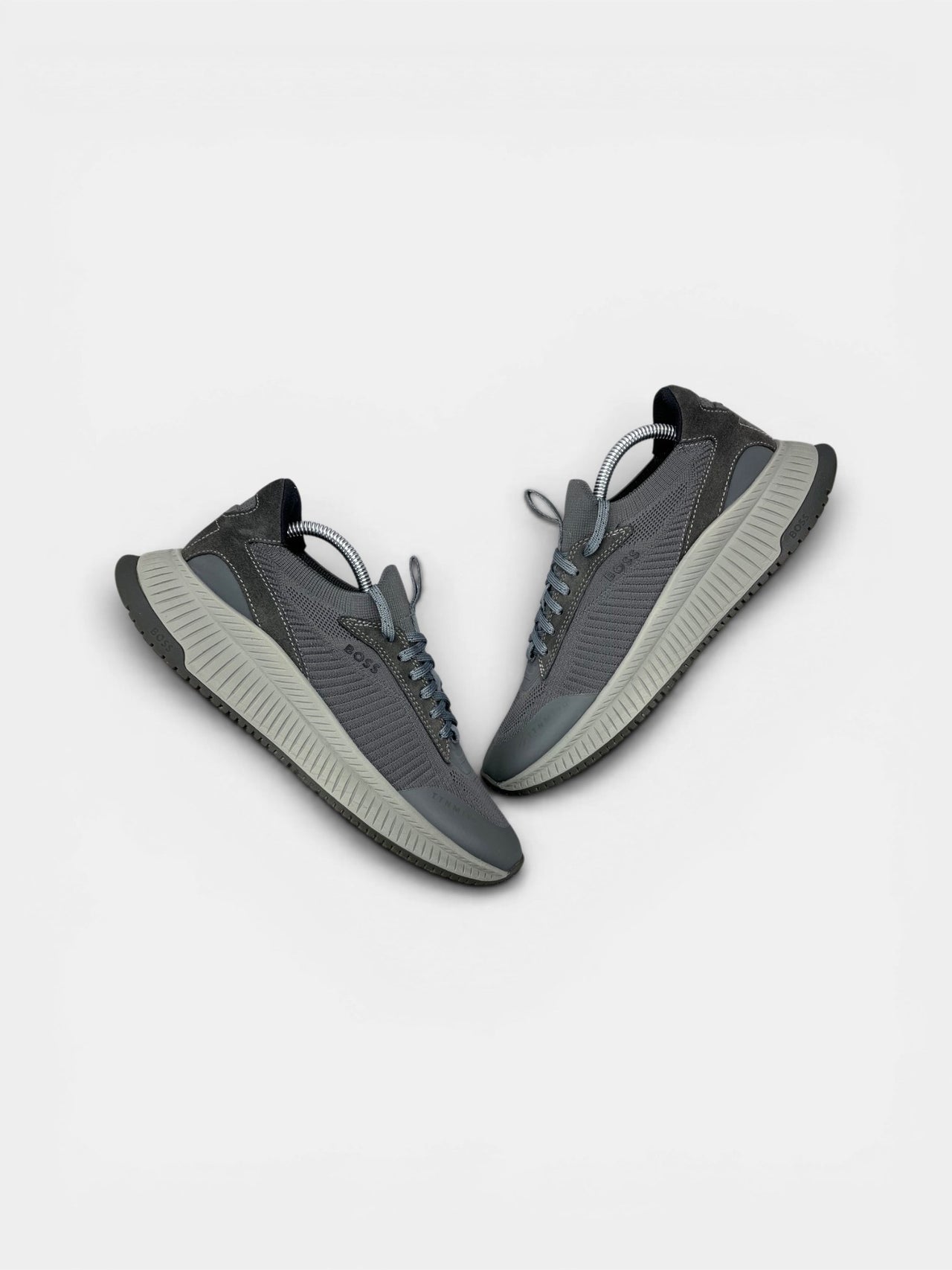 Hugo Boss Boss Sneakers — buty sportowe męskie w bardzo dobrym stanie rozmiar 40, widok z góry na zewnętrzną stronę butów