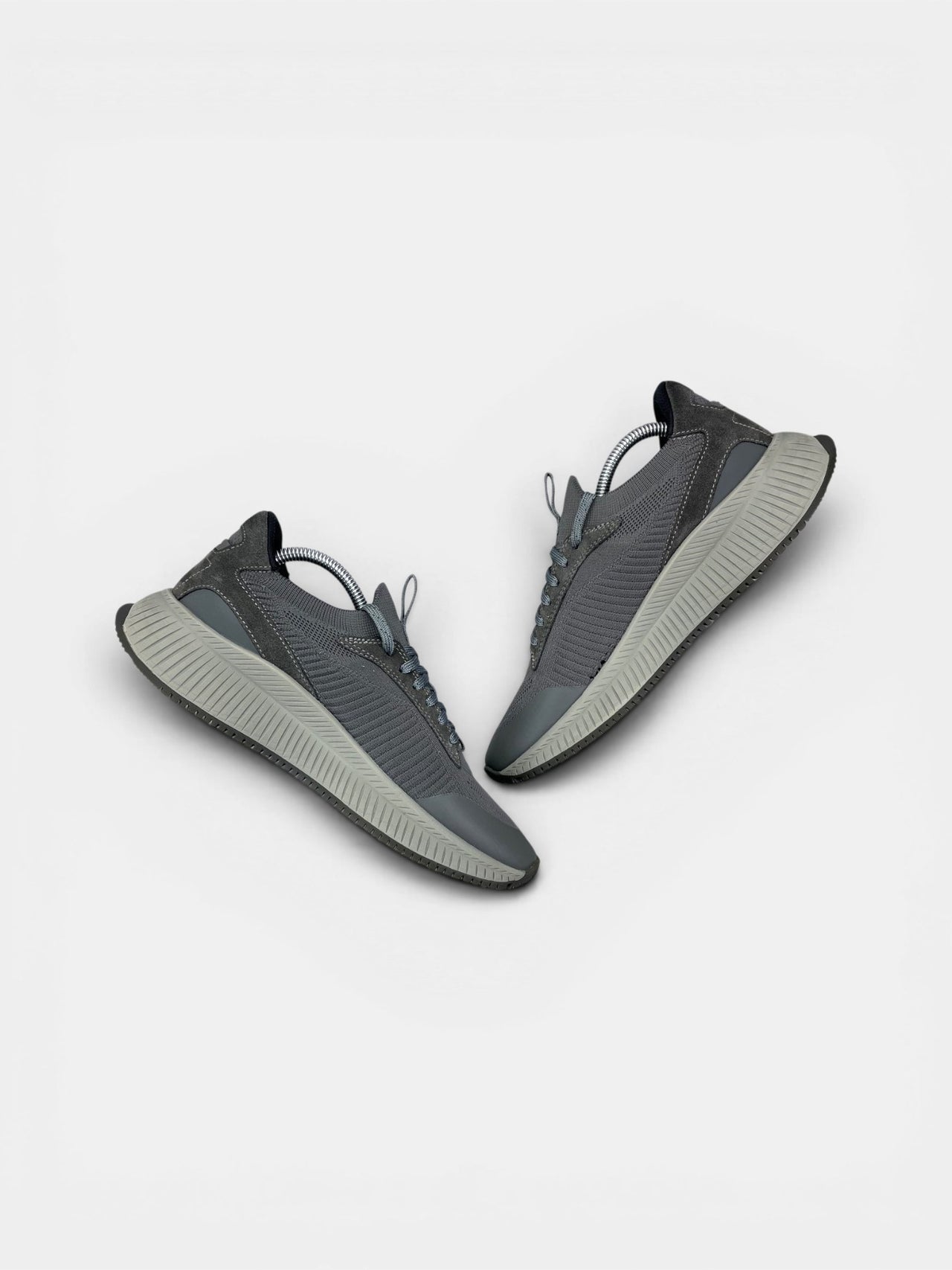 Hugo Boss Boss Sneakers — buty sportowe męskie w bardzo dobrym stanie rozmiar 40, zewnętrzny panel prawego buta