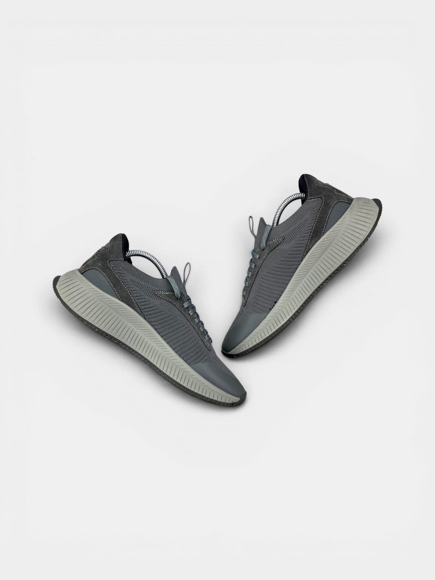Hugo Boss Boss Sneakers — buty sportowe męskie w bardzo dobrym stanie rozmiar 40, zewnętrzny panel prawego buta