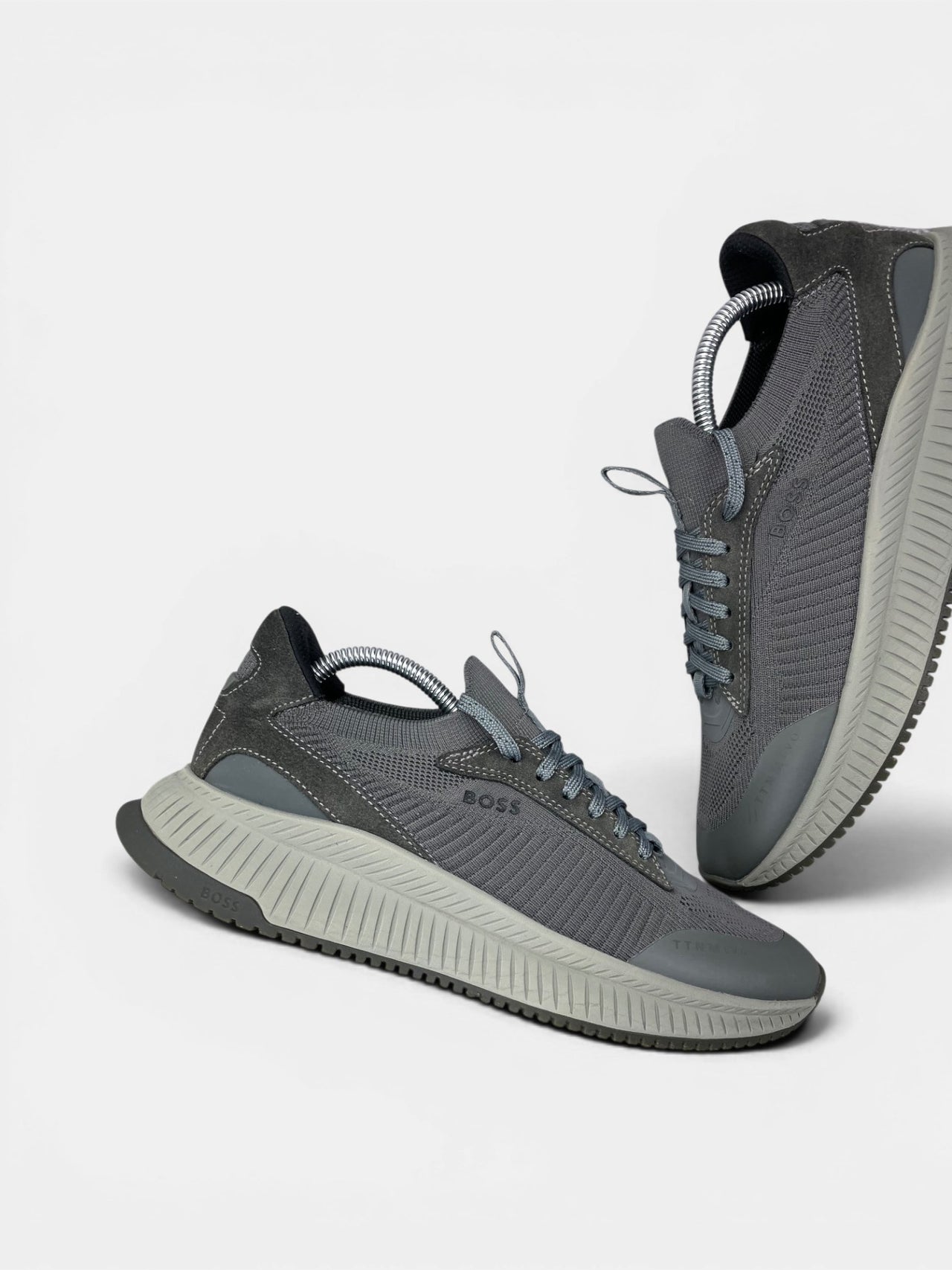 Hugo Boss Boss Sneakers — buty sportowe męskie w bardzo dobrym stanie rozmiar 40, zewnętrzny panel lewego buta