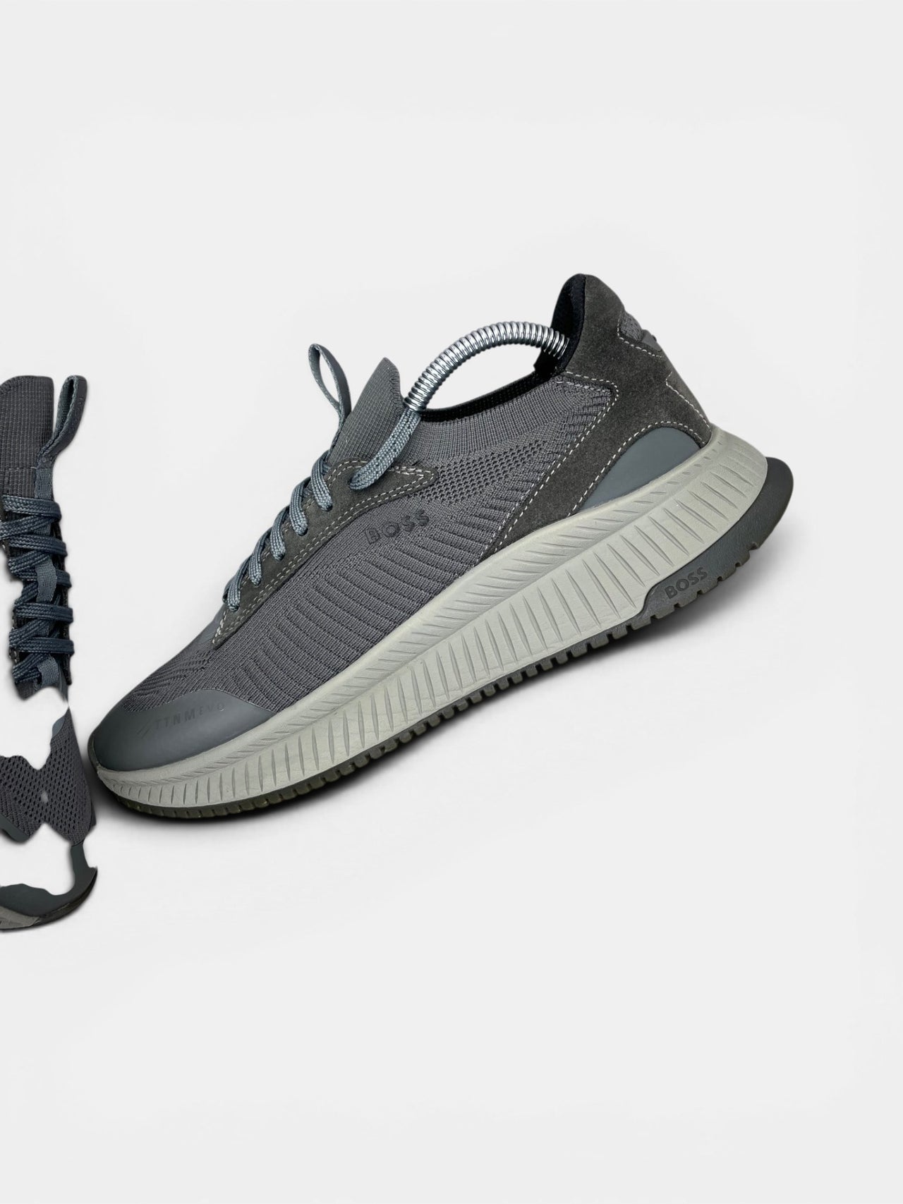 Hugo Boss Boss Sneakers — buty sportowe męskie w bardzo dobrym stanie rozmiar 40, widok z góry na wewnętrzną stronę butów