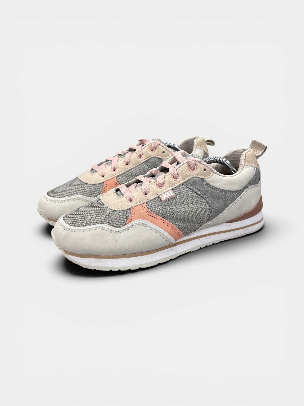 Xti Sneakers — buty sportowe damskie w bardzo dobrym stanie rozmiar 39, widok z boku