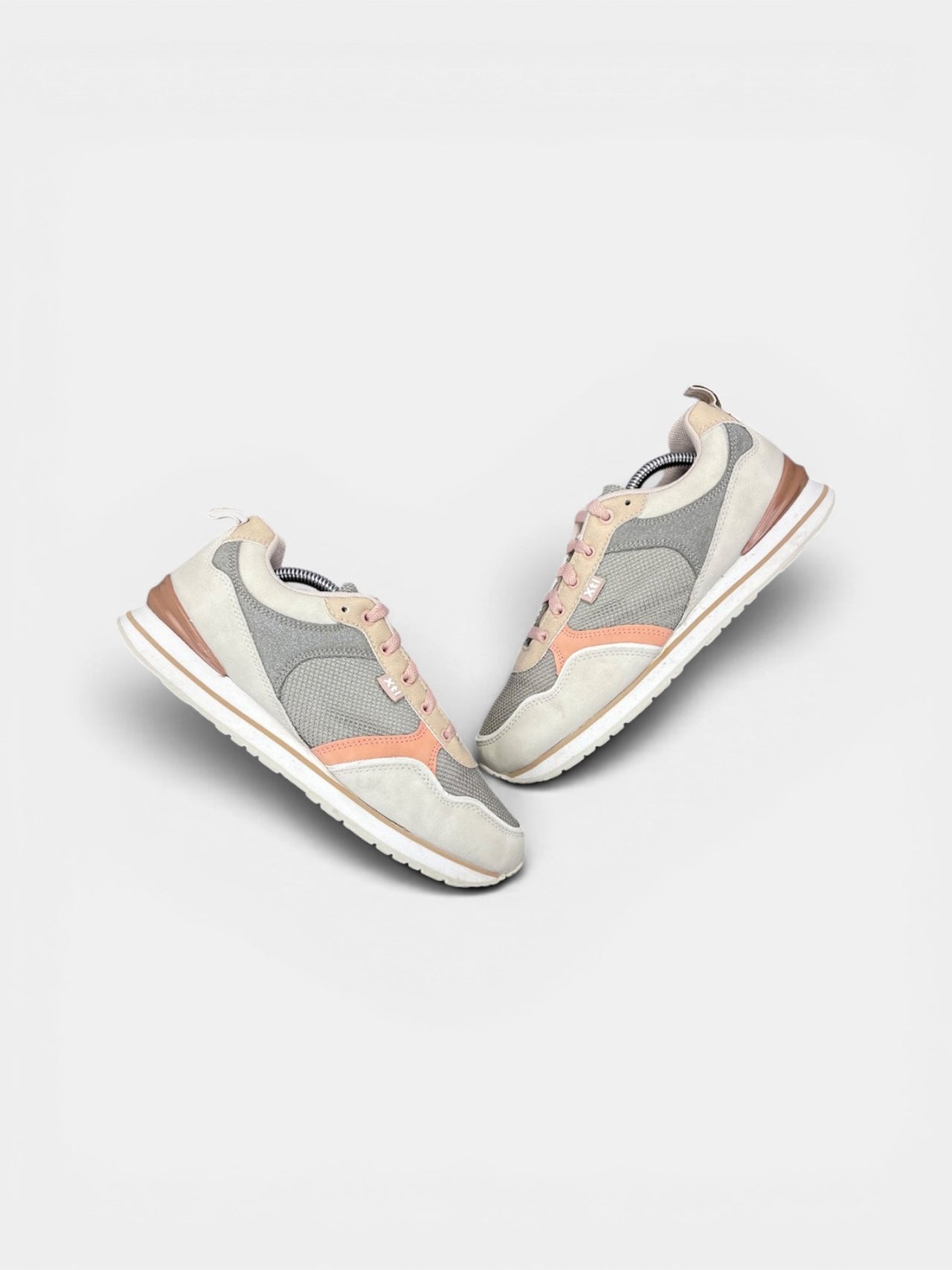 Xti Sneakers — buty sportowe damskie w bardzo dobrym stanie rozmiar 39, widok z góry na zewnętrzną stronę butów