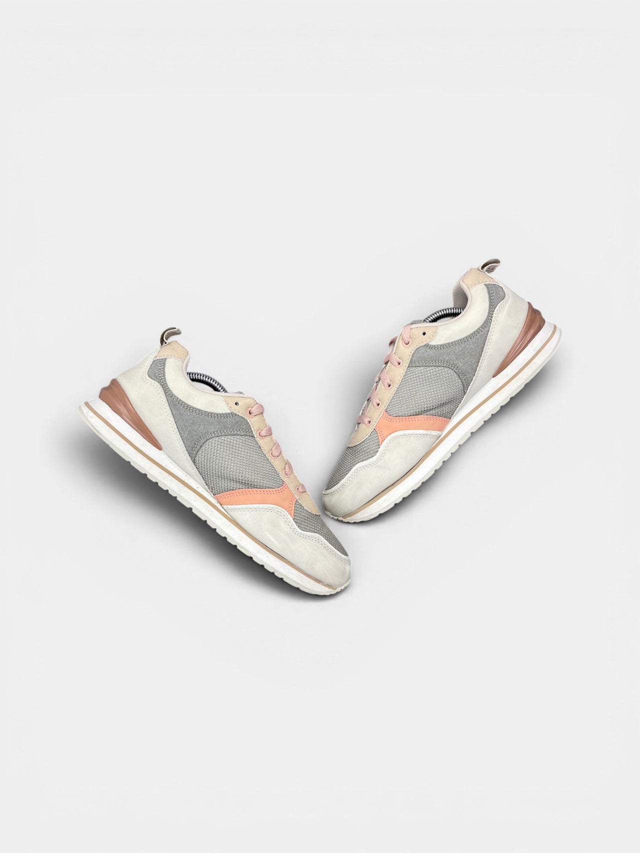 Xti Sneakers — buty sportowe damskie w bardzo dobrym stanie rozmiar 39, zewnętrzny panel prawego buta