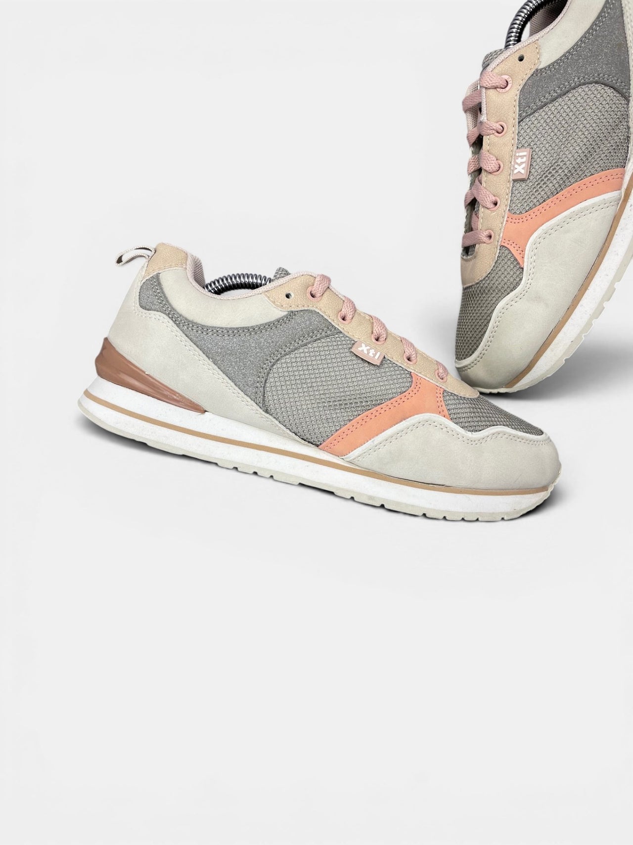 Xti Sneakers — buty sportowe damskie w bardzo dobrym stanie rozmiar 39, zewnętrzny panel lewego buta