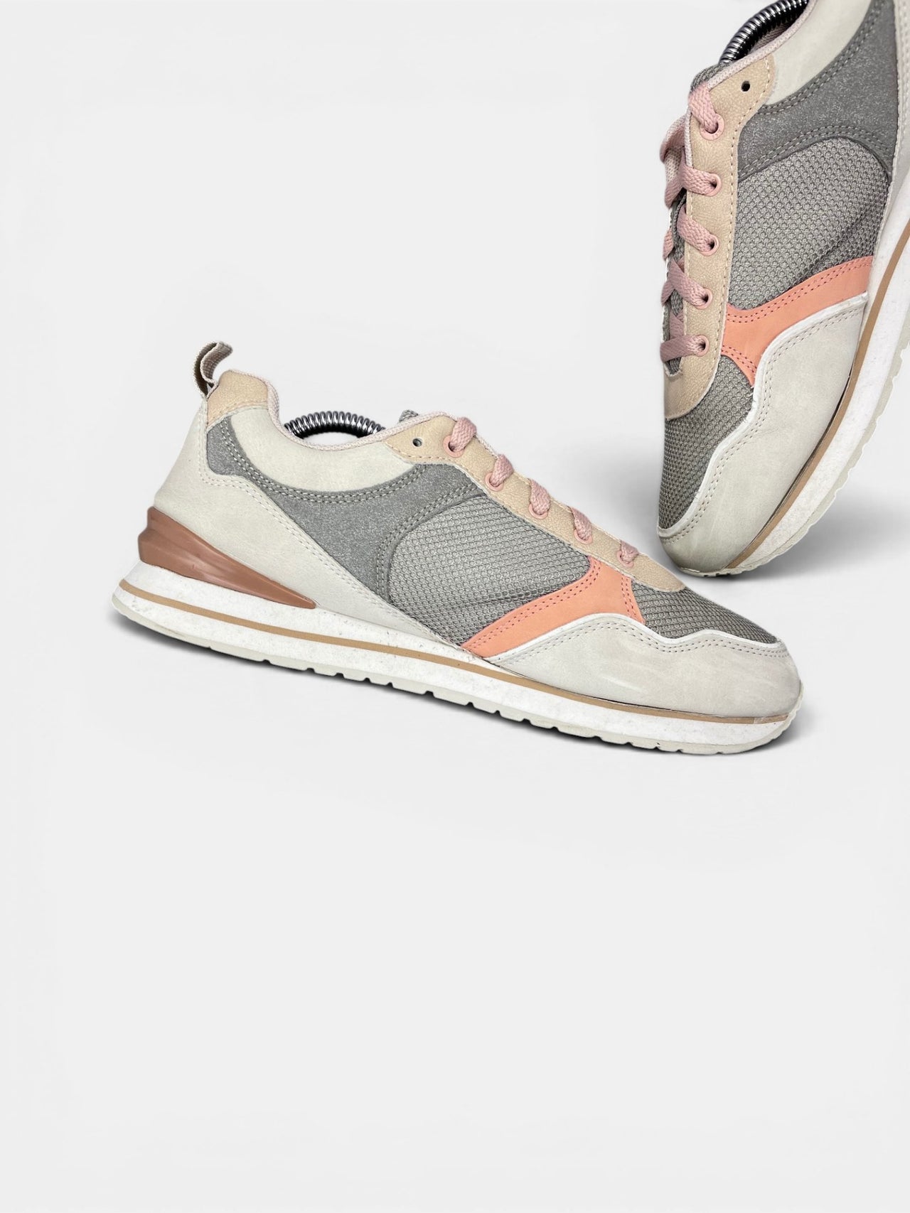 Xti Sneakers — buty sportowe damskie w bardzo dobrym stanie rozmiar 39, wewnętrzny panel lewego buta