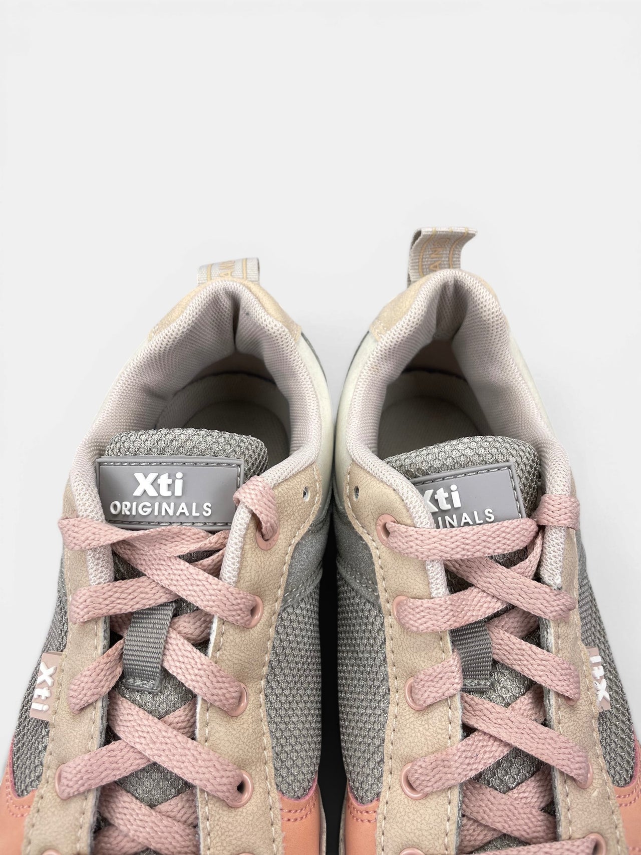 Xti Sneakers — buty sportowe damskie w bardzo dobrym stanie rozmiar 39, zapiętki butów