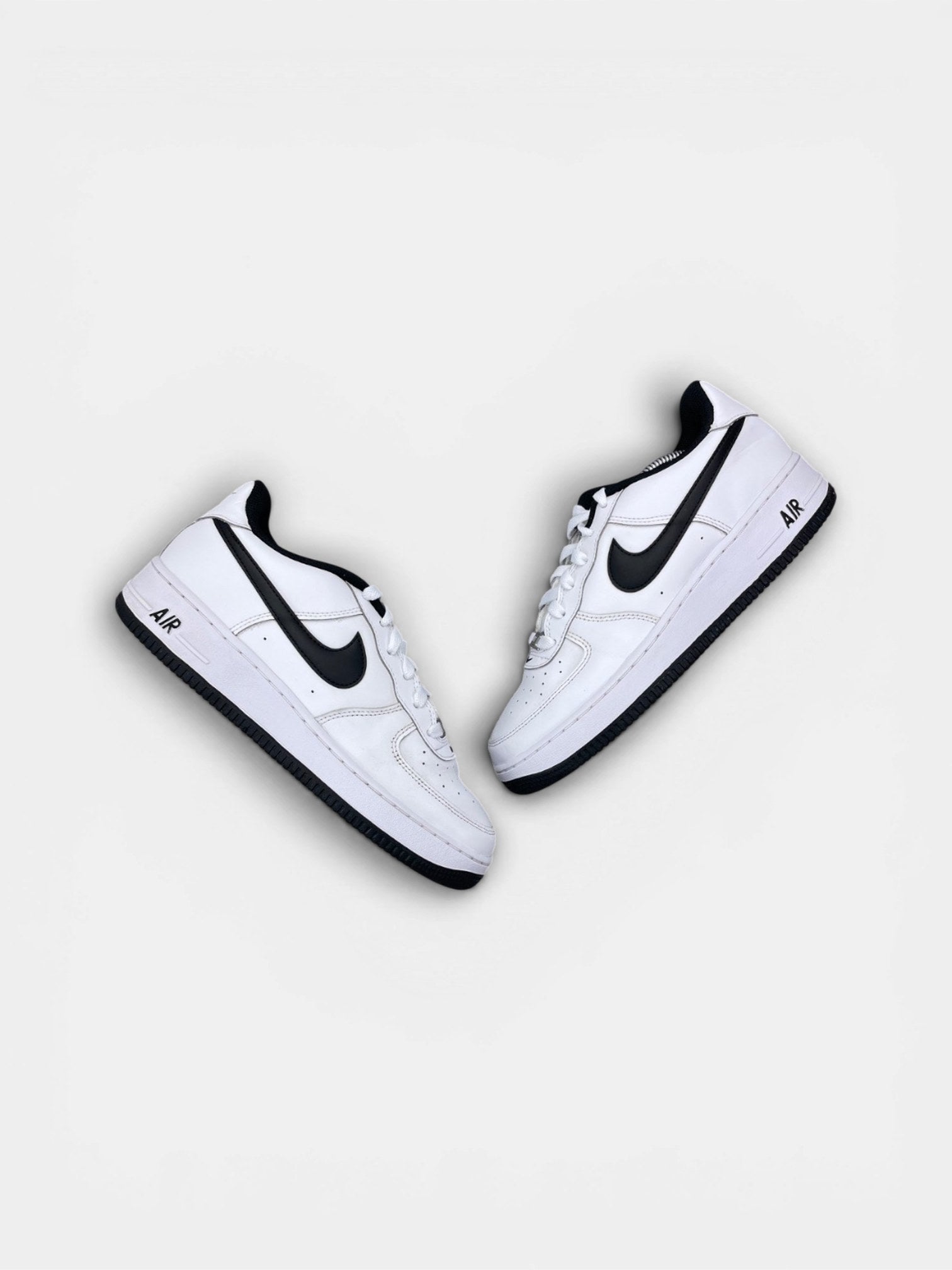 Nike Air Force 1 LV8 3 — buty sportowe damskie w bardzo dobrym stanie rozmiar 40, widok z góry na zewnętrzną stronę butów