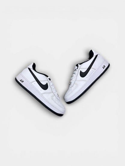Nike Air Force 1 LV8 3 — buty sportowe damskie w bardzo dobrym stanie rozmiar 40, widok z góry na zewnętrzną stronę butów