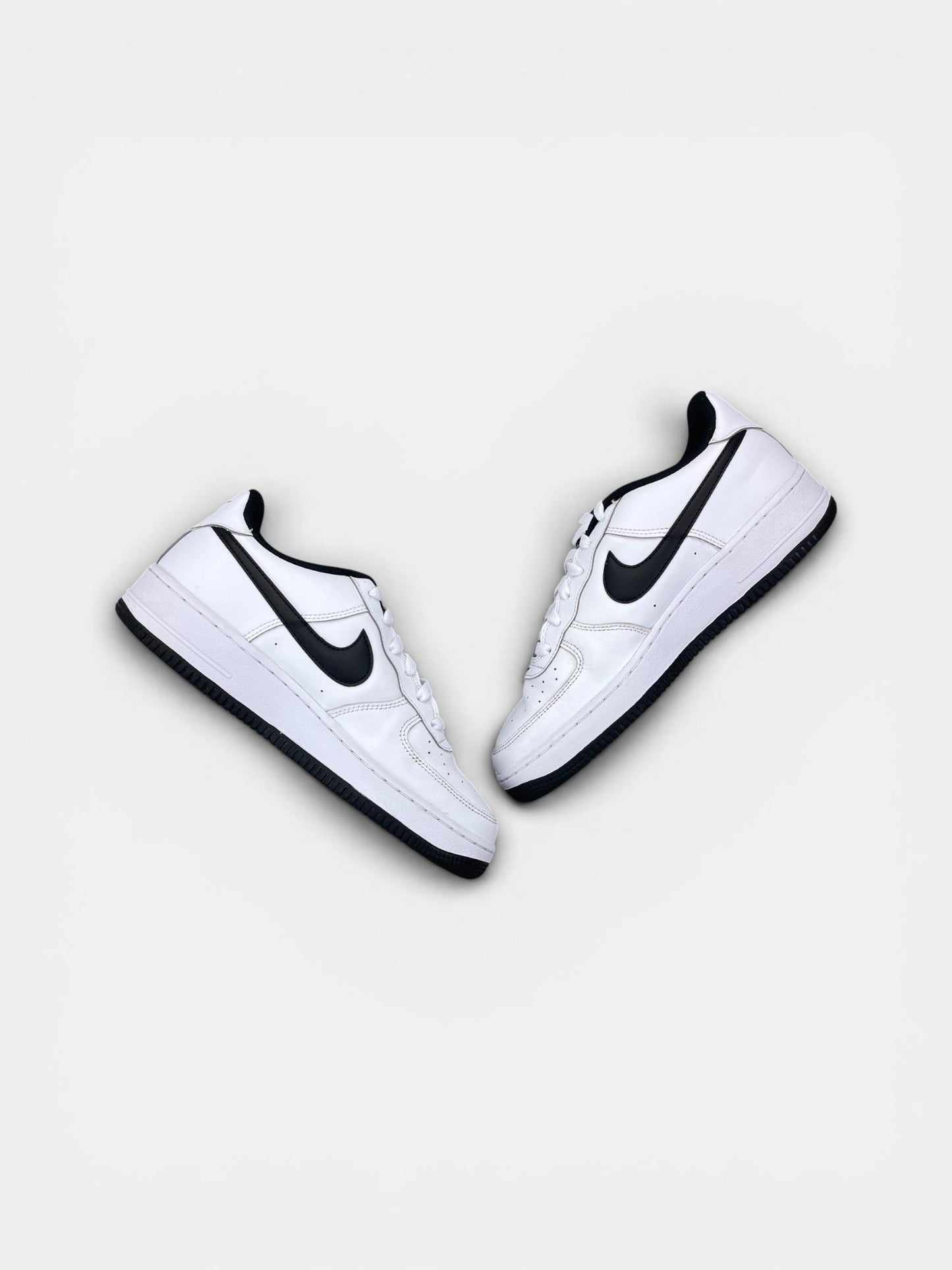 Nike Air Force 1 LV8 3 — buty sportowe damskie w bardzo dobrym stanie rozmiar 40, zewnętrzny panel prawego buta