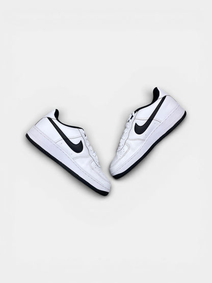Nike Air Force 1 LV8 3 — buty sportowe damskie w bardzo dobrym stanie rozmiar 40, zewnętrzny panel prawego buta