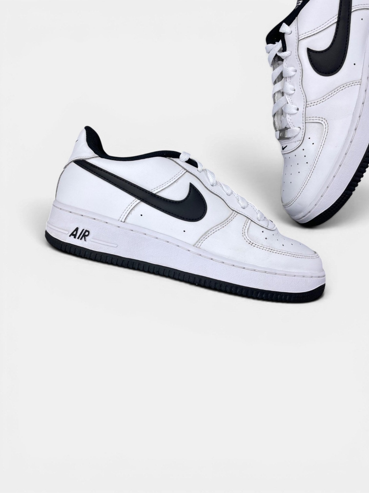 Nike Air Force 1 LV8 3 — buty sportowe damskie w bardzo dobrym stanie rozmiar 40, zewnętrzny panel lewego buta