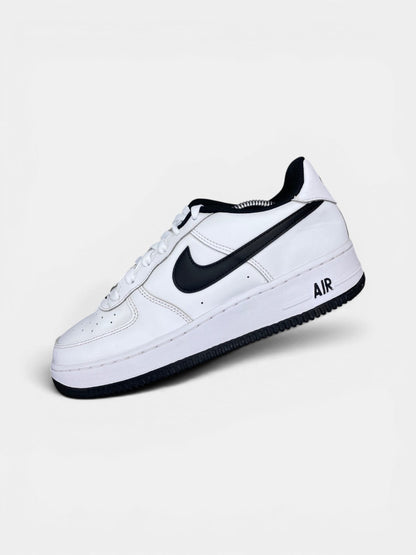 Nike Air Force 1 LV8 3 — buty sportowe damskie w bardzo dobrym stanie rozmiar 40, widok z góry na wewnętrzną stronę butów
