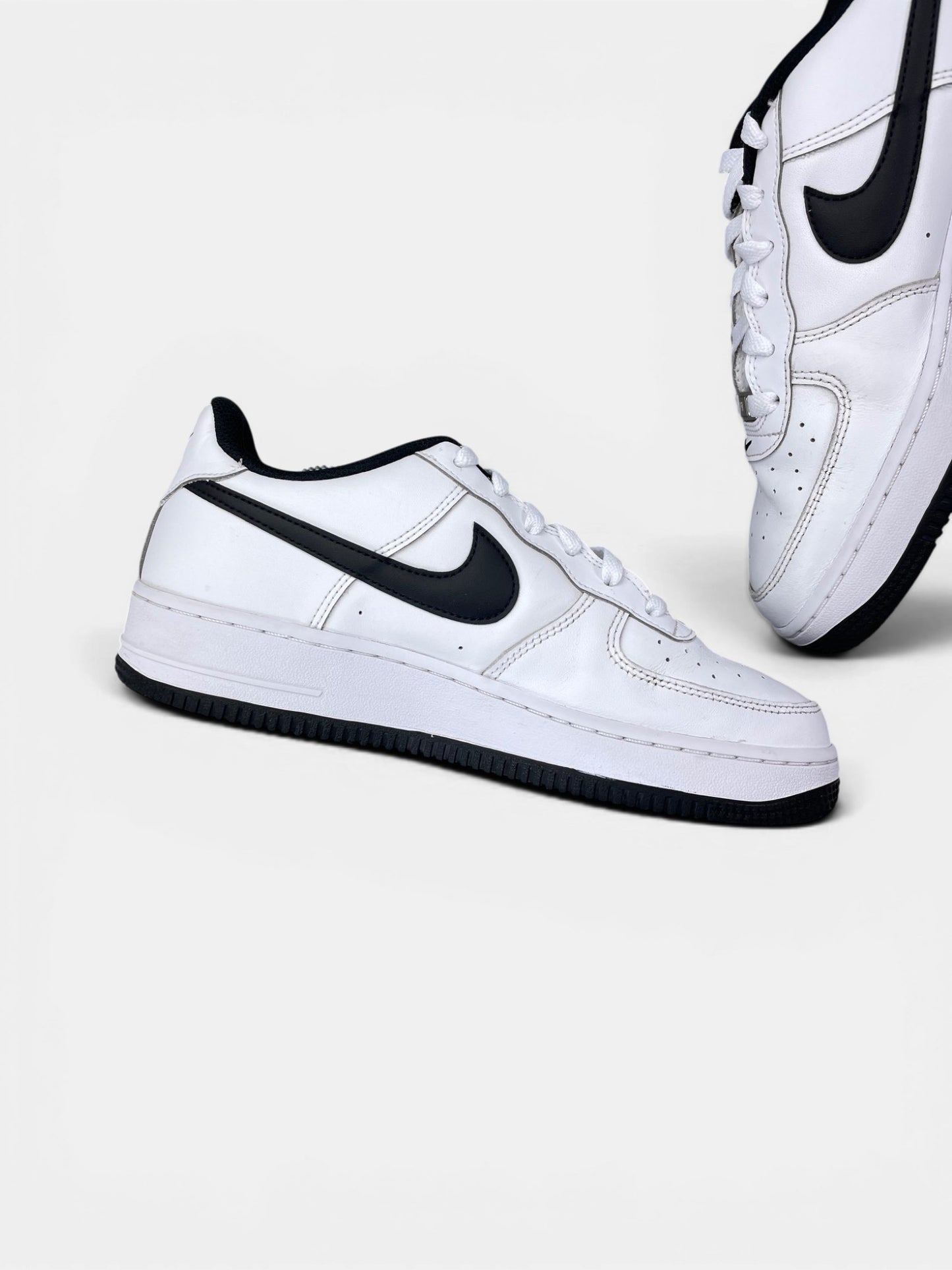 Nike Air Force 1 LV8 3 — buty sportowe damskie w bardzo dobrym stanie rozmiar 40, wewnętrzny panel lewego buta
