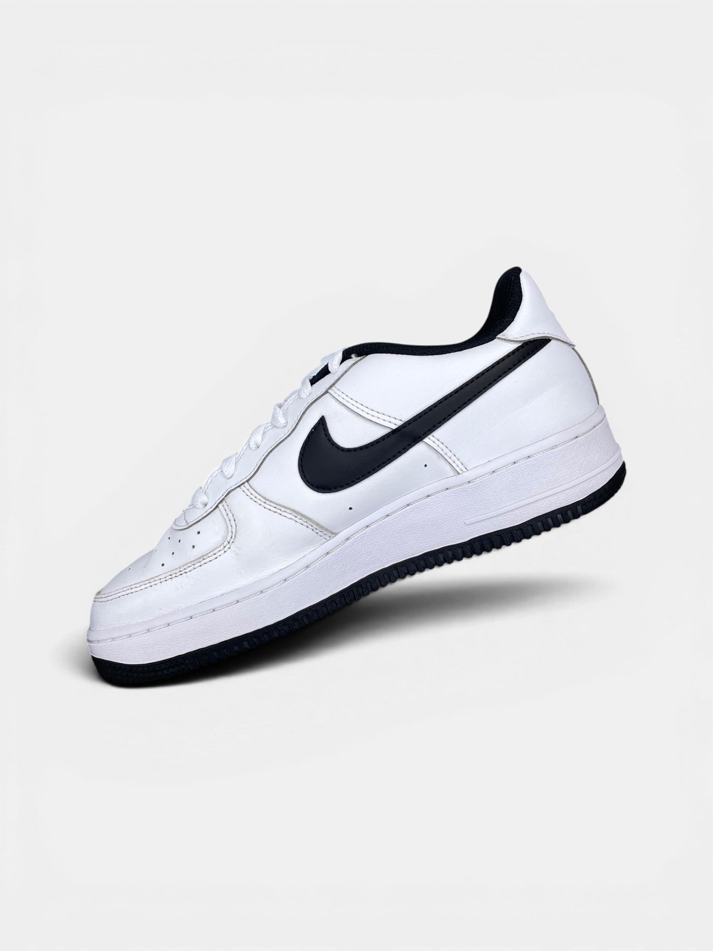 Nike Air Force 1 LV8 3 — buty sportowe damskie w bardzo dobrym stanie rozmiar 40, wewnętrzny panel prawego buta