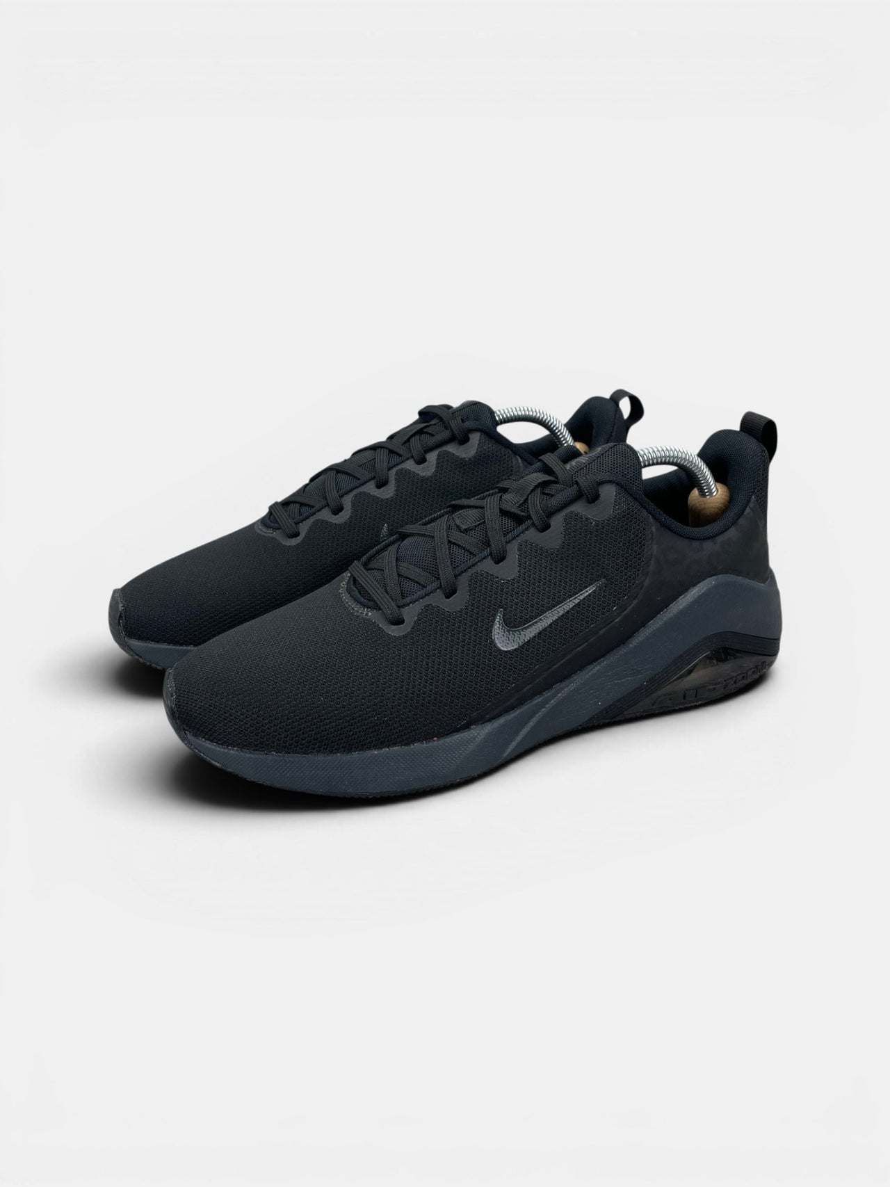 Nike Bella 7 Black Anthracite — buty sportowe męskie w bardzo dobrym stanie rozmiar 43, widok z boku