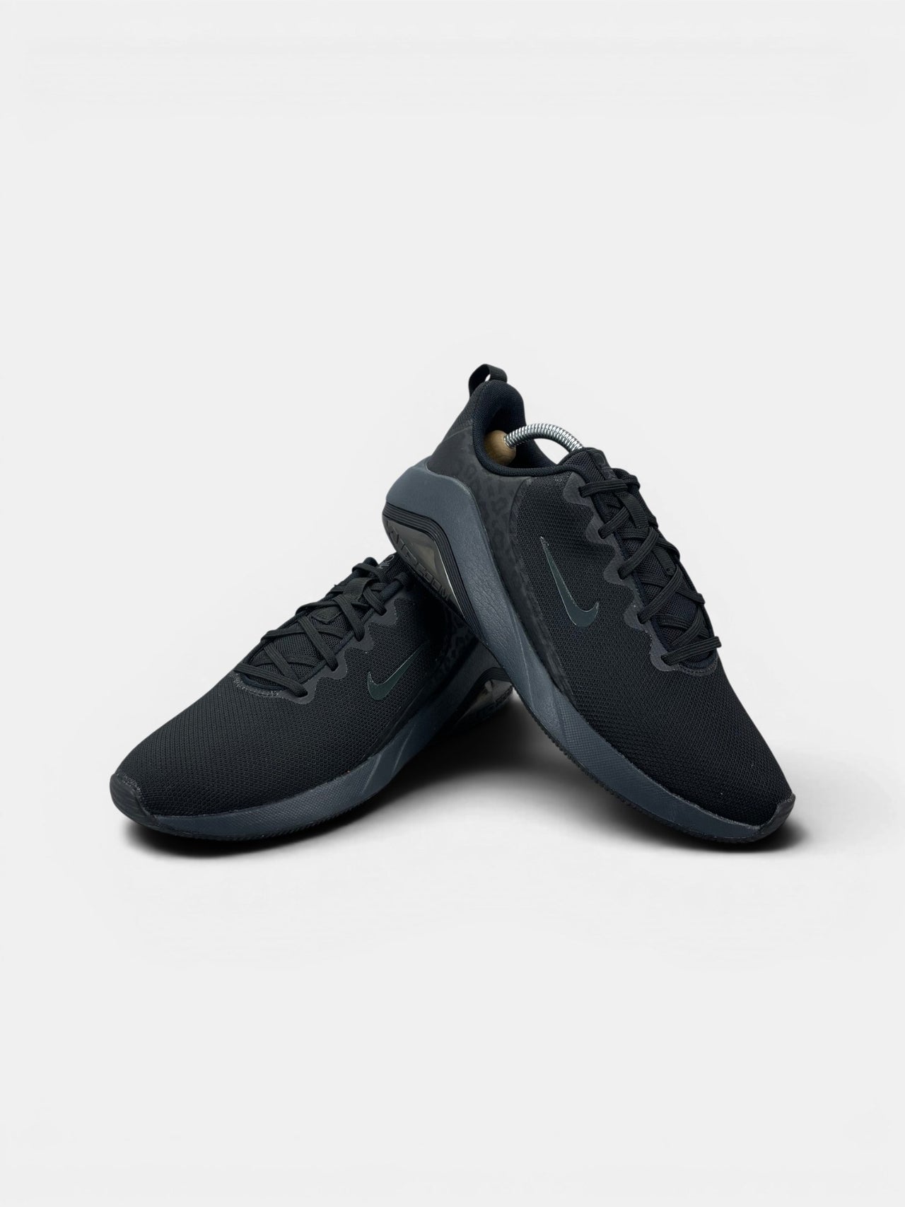 Nike Bella 7 Black Anthracite — buty sportowe męskie w bardzo dobrym stanie rozmiar 43, boczny profil