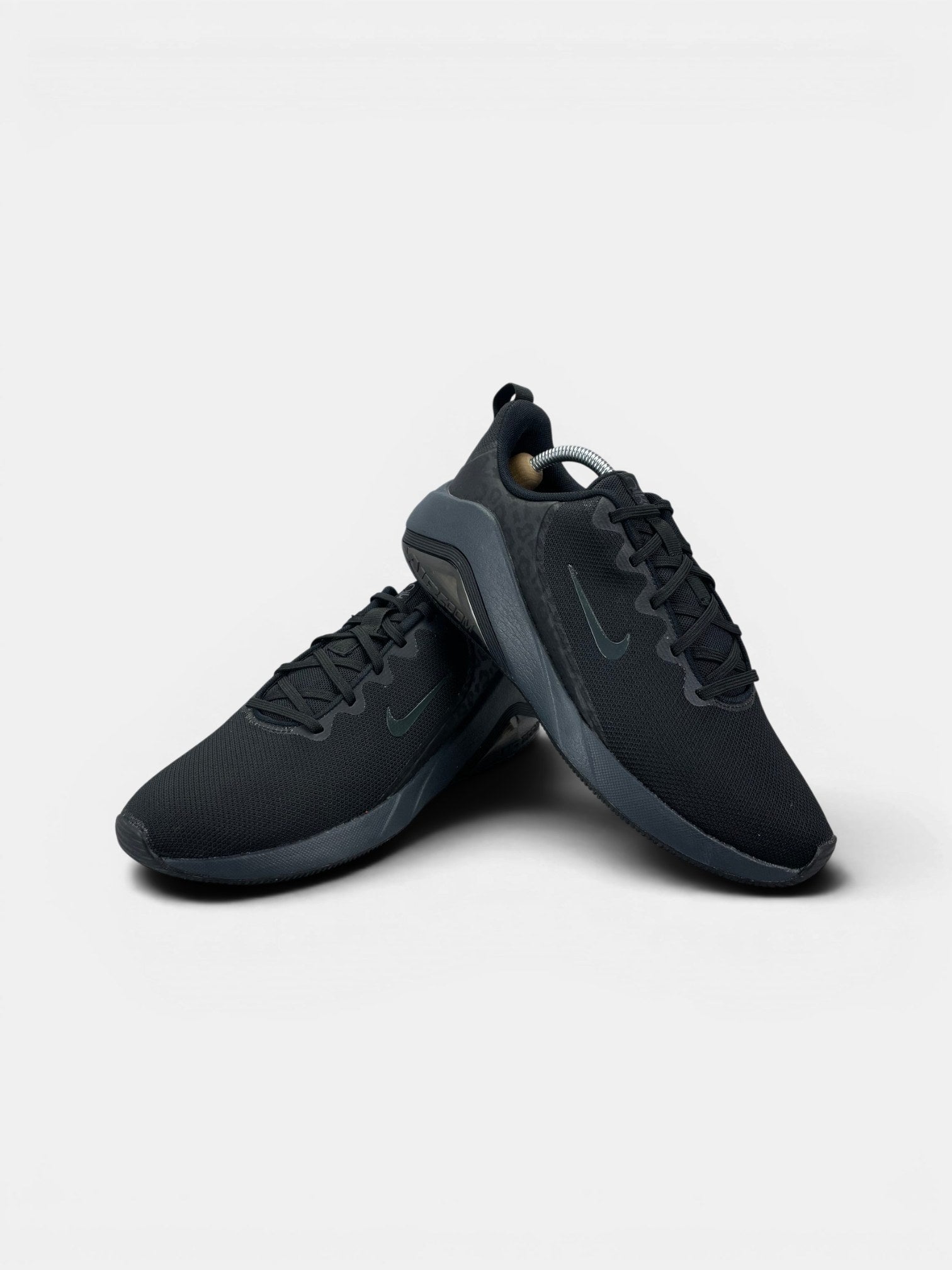 Nike Bella 7 Black Anthracite — buty sportowe męskie w bardzo dobrym stanie rozmiar 43, boczny profil