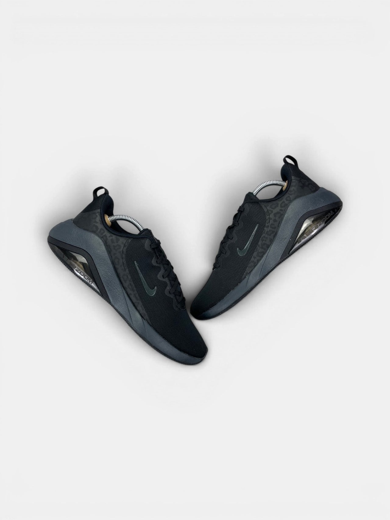 Nike Bella 7 Black Anthracite — buty sportowe męskie w bardzo dobrym stanie rozmiar 43, widok z góry na zewnętrzną stronę butów