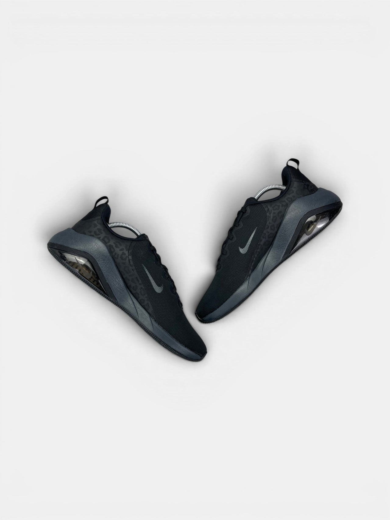Nike Bella 7 Black Anthracite — buty sportowe męskie w bardzo dobrym stanie rozmiar 43, zewnętrzny panel prawego buta
