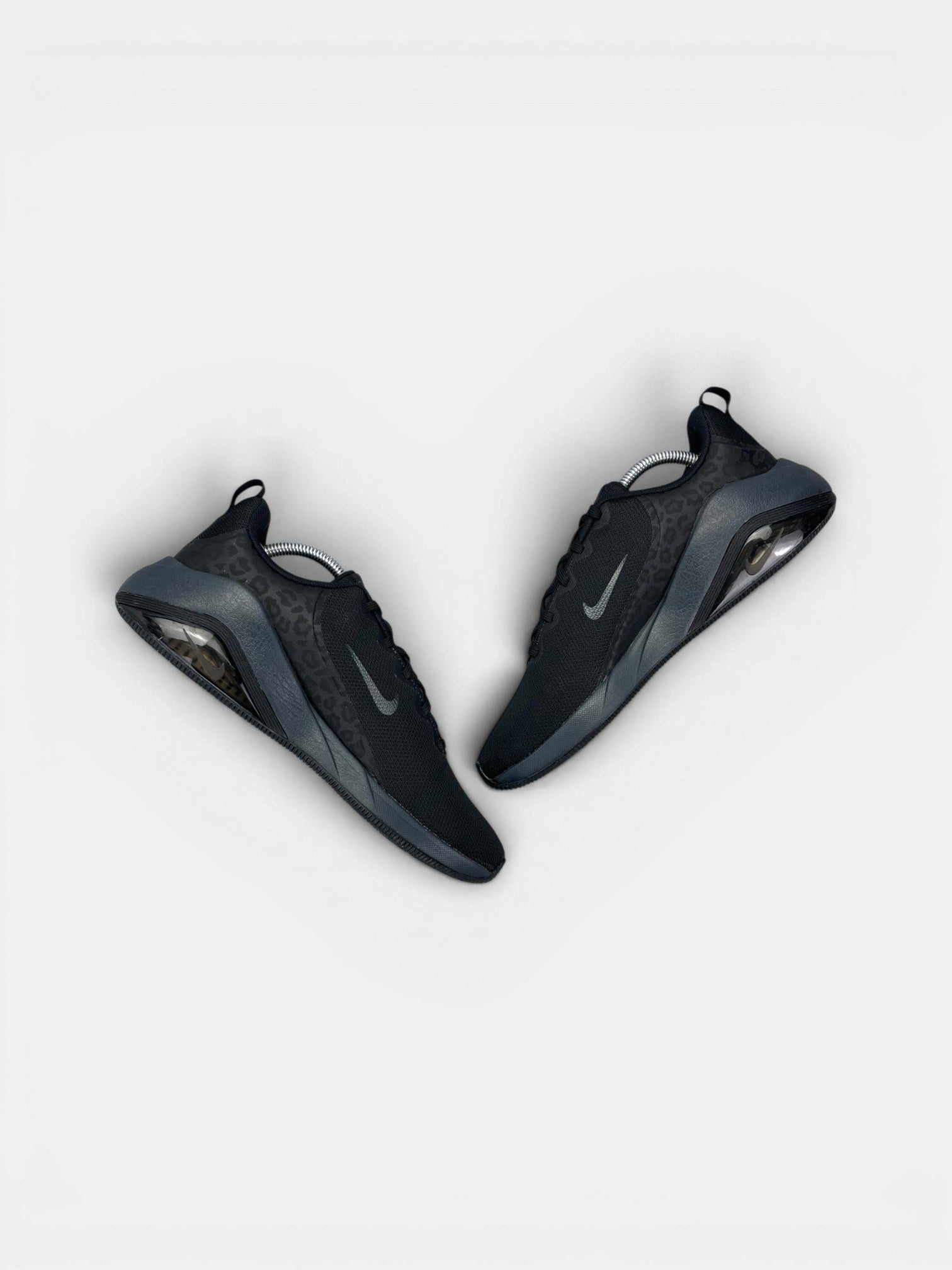 Nike Bella 7 Black Anthracite — buty sportowe męskie w bardzo dobrym stanie rozmiar 43, zewnętrzny panel prawego buta