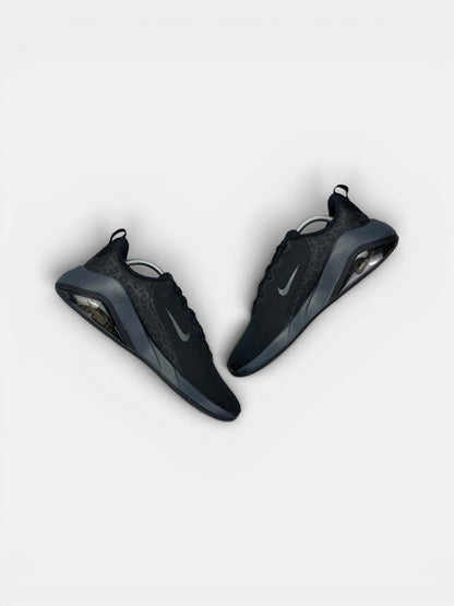 Nike Bella 7 Black Anthracite — buty sportowe męskie w bardzo dobrym stanie rozmiar 43, zewnętrzny panel prawego buta