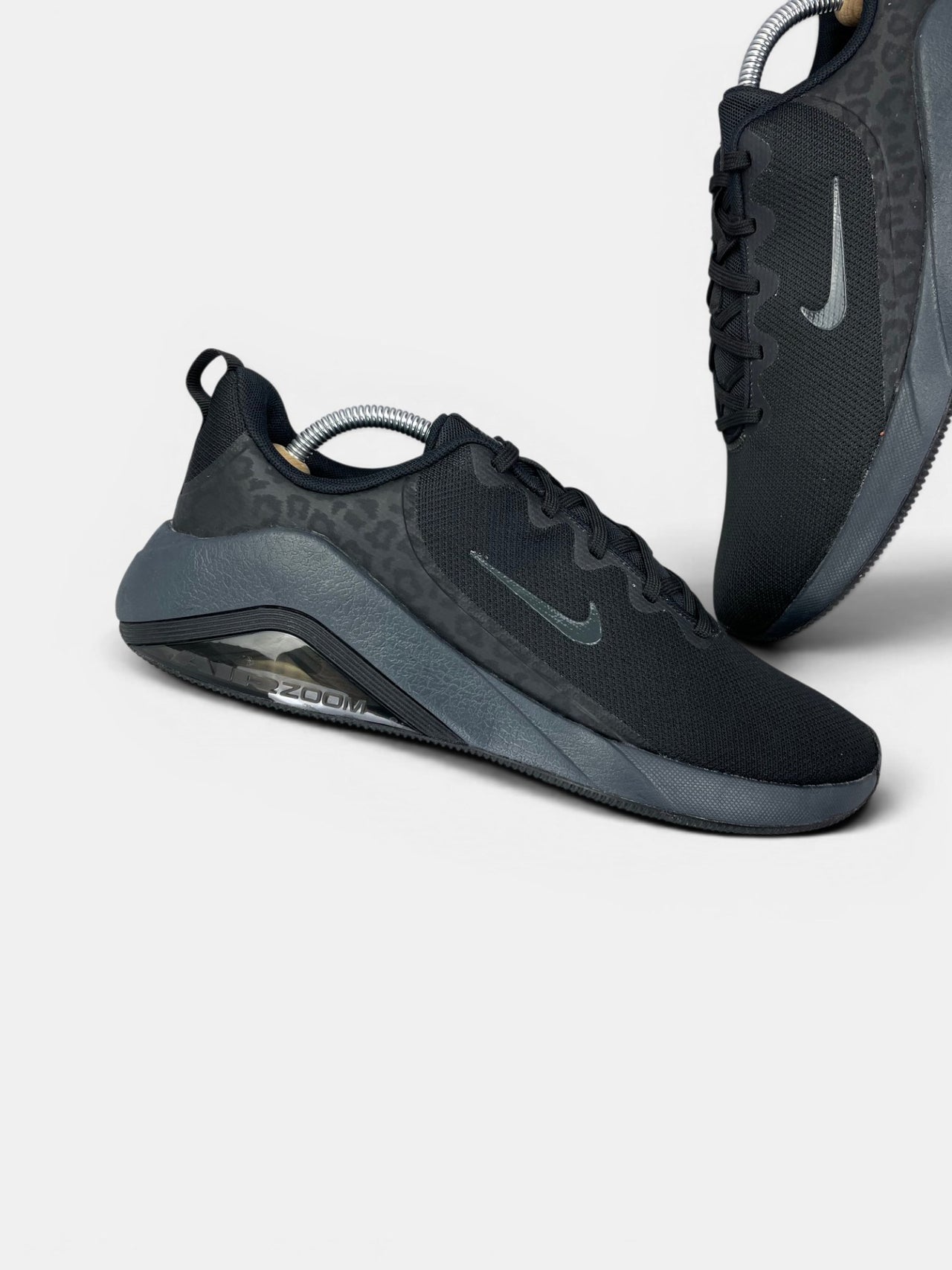 Nike Bella 7 Black Anthracite — buty sportowe męskie w bardzo dobrym stanie rozmiar 43, zewnętrzny panel lewego buta