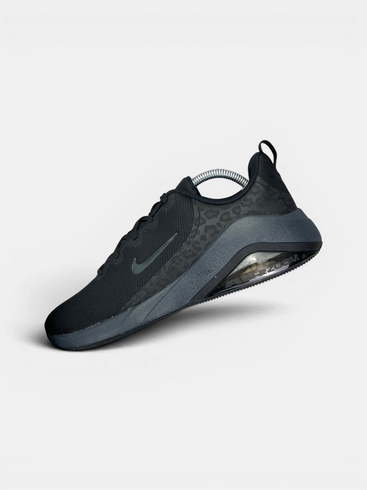 Nike Bella 7 Black Anthracite — buty sportowe męskie w bardzo dobrym stanie rozmiar 43, widok z góry na wewnętrzną stronę butów