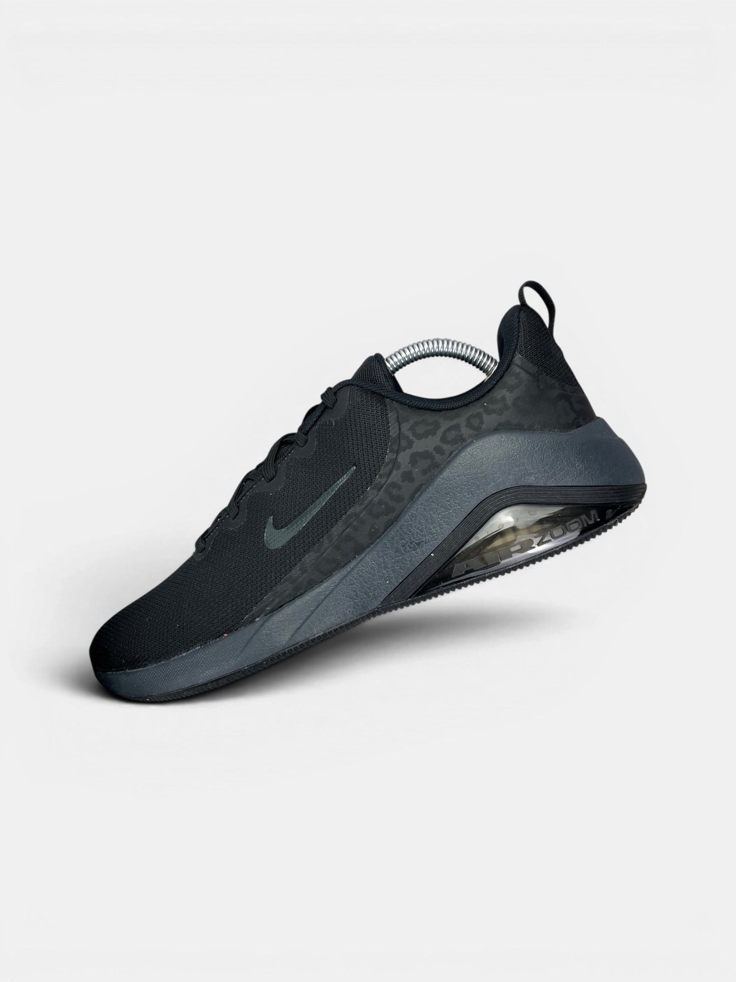 Nike Bella 7 Black Anthracite — buty sportowe męskie w bardzo dobrym stanie rozmiar 43, widok z góry na wewnętrzną stronę butów