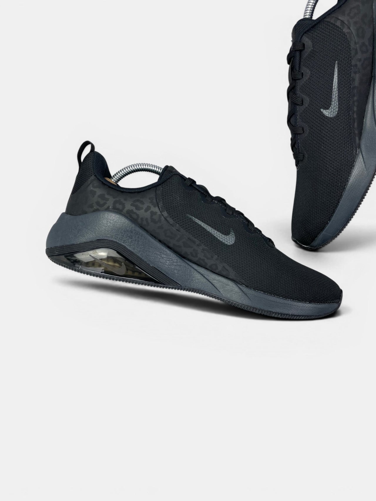 Nike Bella 7 Black Anthracite — buty sportowe męskie w bardzo dobrym stanie rozmiar 43, wewnętrzny panel lewego buta