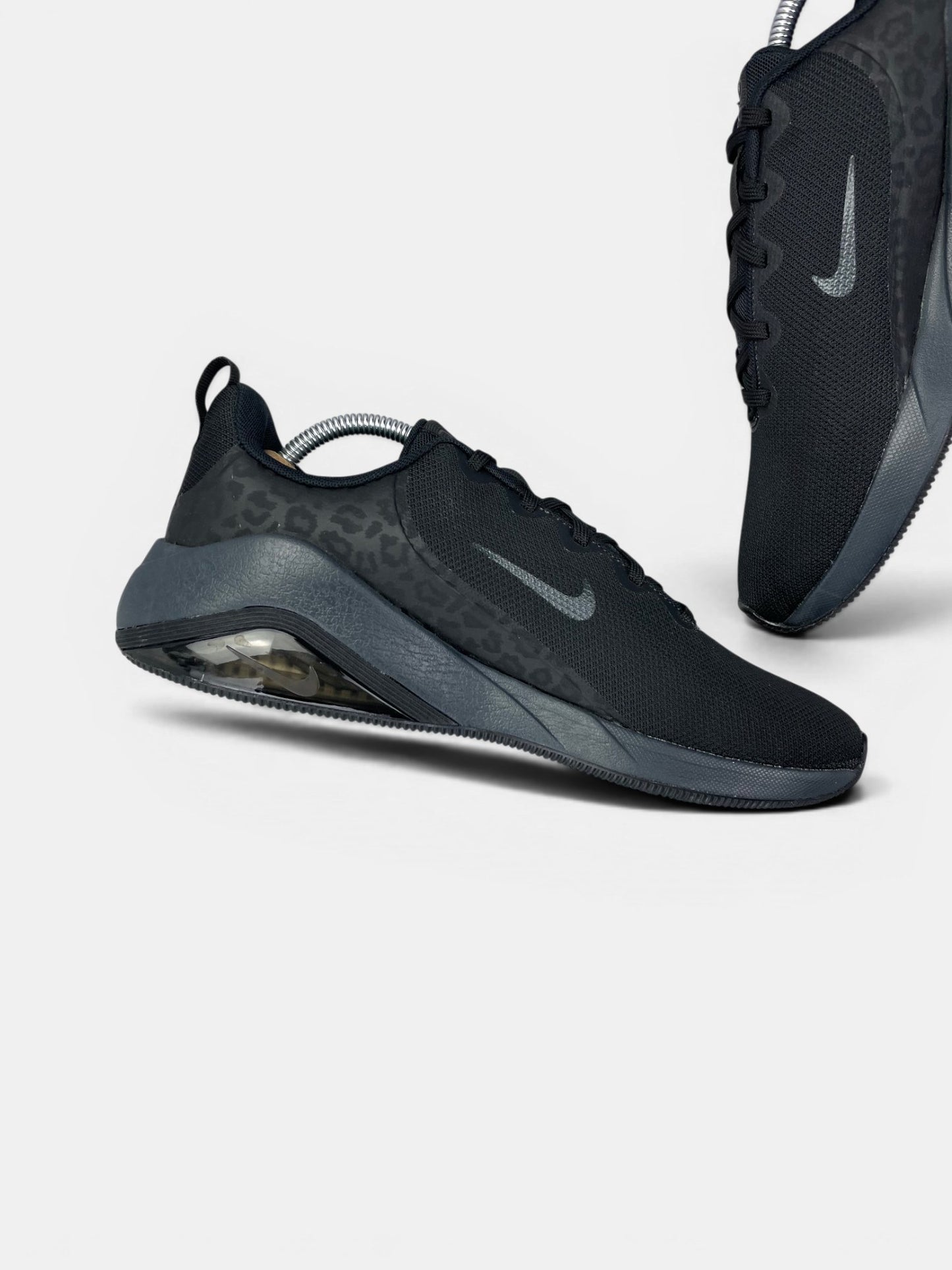 Nike Bella 7 Black Anthracite — buty sportowe męskie w bardzo dobrym stanie rozmiar 43, wewnętrzny panel lewego buta