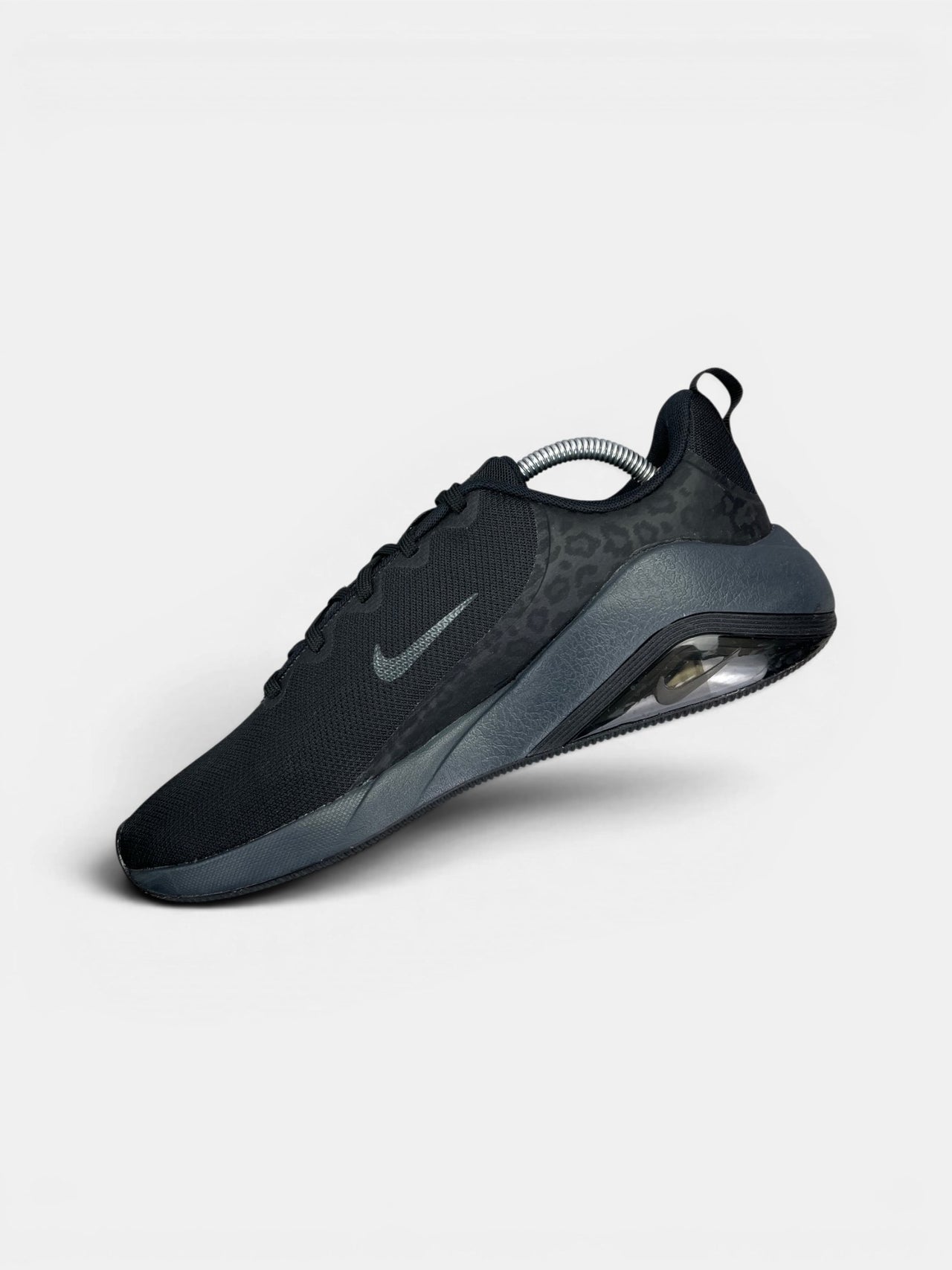 Nike Bella 7 Black Anthracite — buty sportowe męskie w bardzo dobrym stanie rozmiar 43, wewnętrzny panel prawego buta