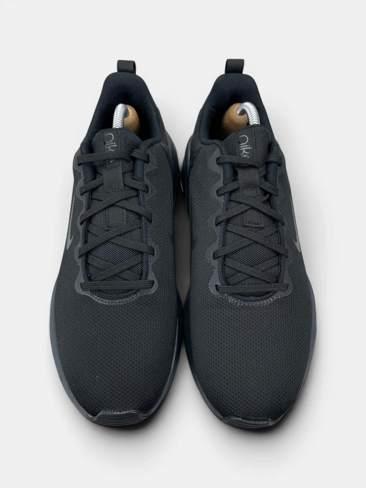 Nike Bella 7 Black Anthracite — buty sportowe męskie w bardzo dobrym stanie rozmiar 43, widok z góry