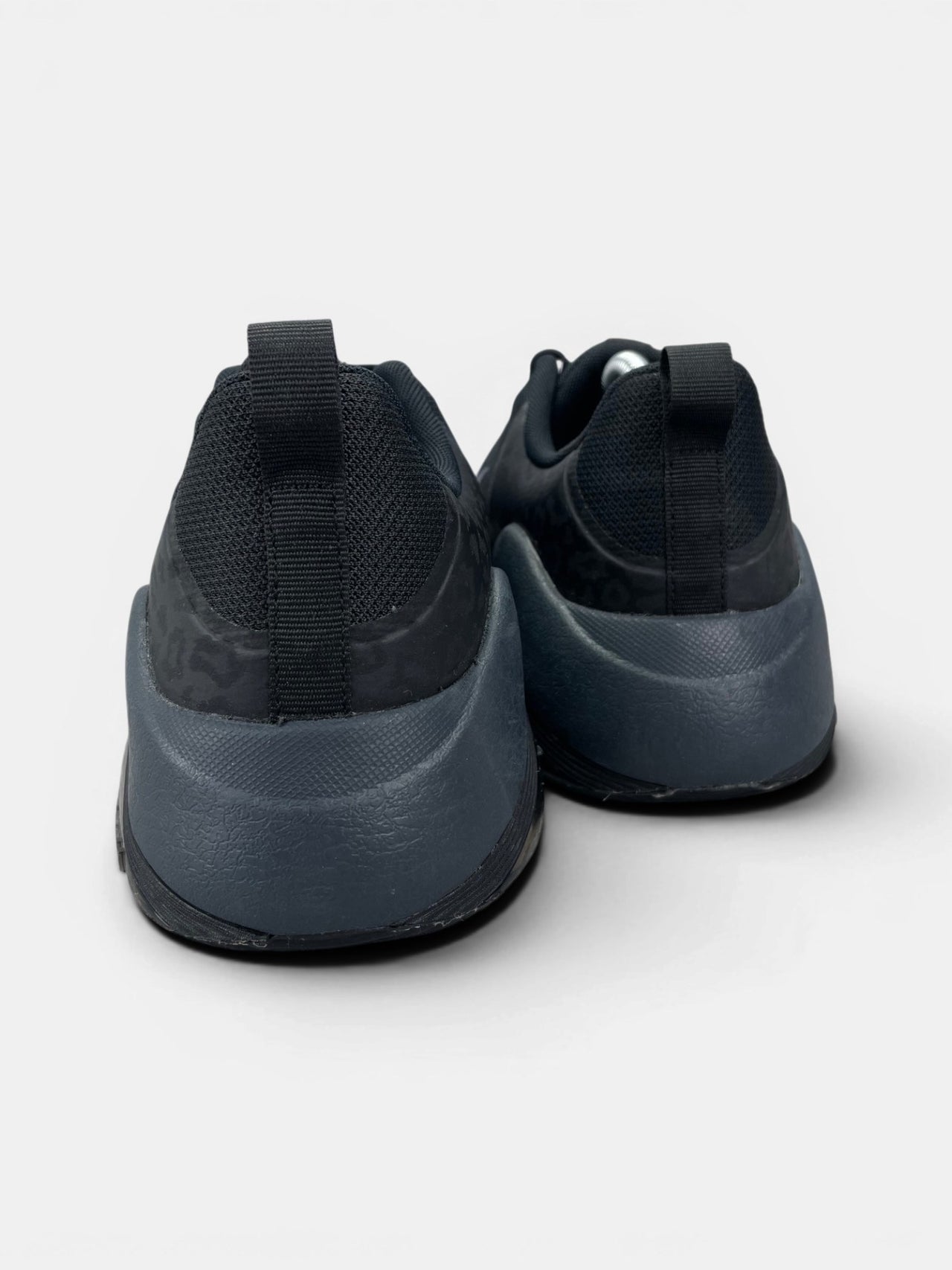 Nike Bella 7 Black Anthracite — buty sportowe męskie w bardzo dobrym stanie rozmiar 43, widok z tyłu