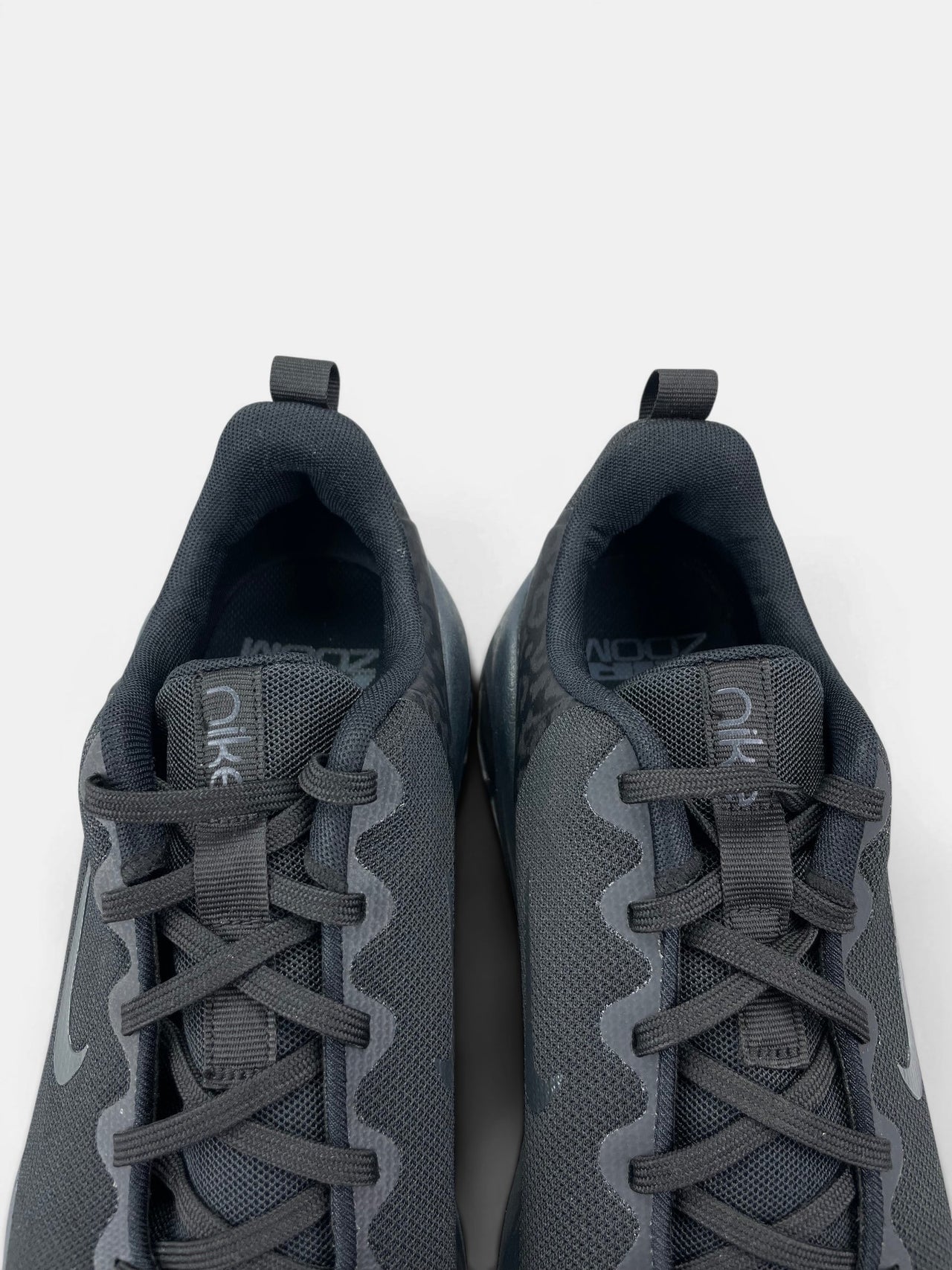 Nike Bella 7 Black Anthracite — buty sportowe męskie w bardzo dobrym stanie rozmiar 43, zapiętki butów