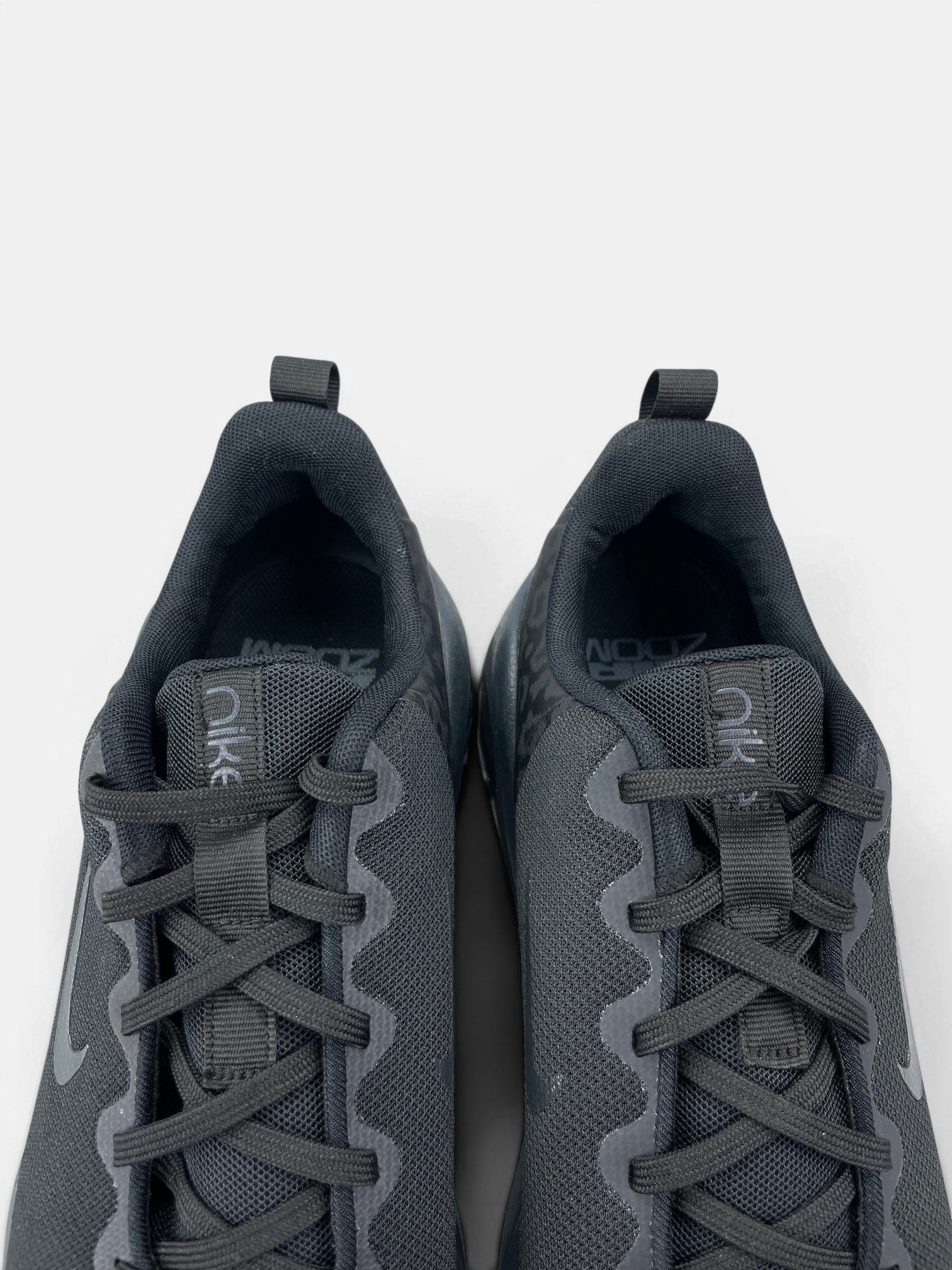 Nike Bella 7 Black Anthracite — buty sportowe męskie w bardzo dobrym stanie rozmiar 43, zapiętki butów